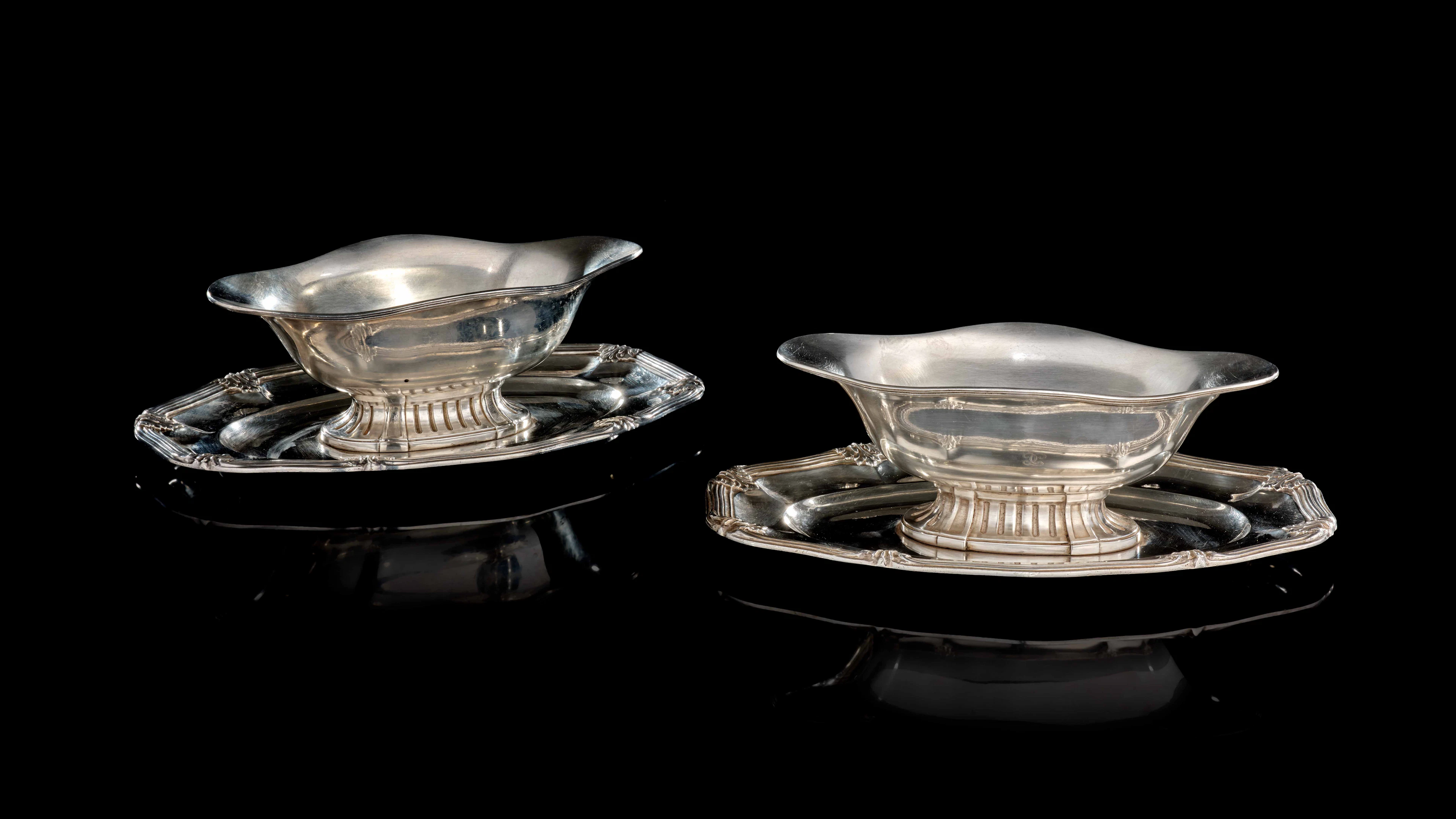 PAIRE DE PLATS OVALES EN ARGENT ET PAIRE DE SAUCIÈRES SUR LEUR PRÉSENTOIR