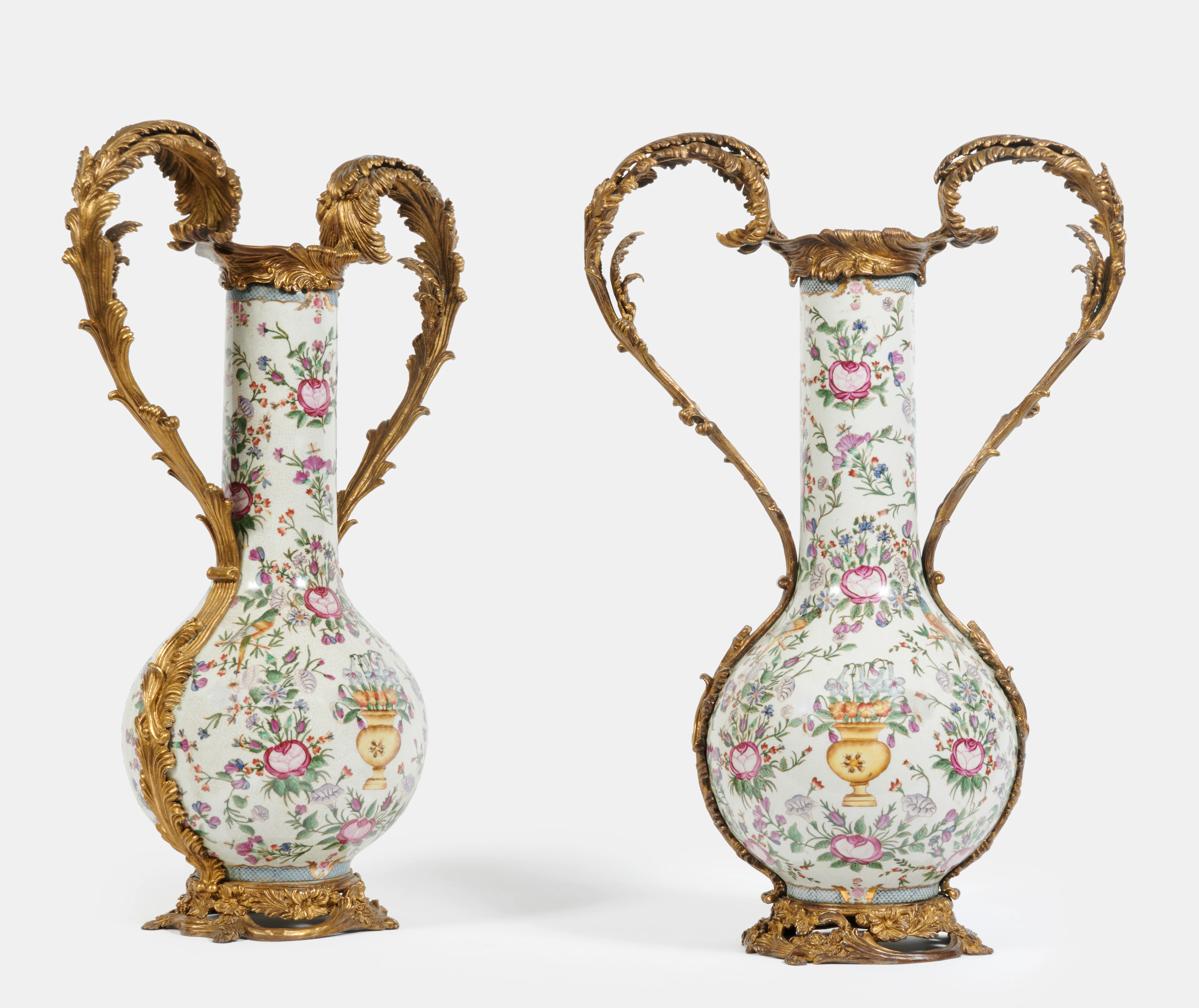 PAIRE DE VASES EN PORCELAINE ET BRONZE DORÉ DU XXe SIÈCLE
