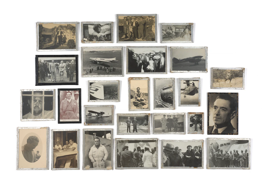 ENSEMBLE DE VINGT-QUATRE PHOTOGRAPHIES Jean Mermoz, entre ciel et terre