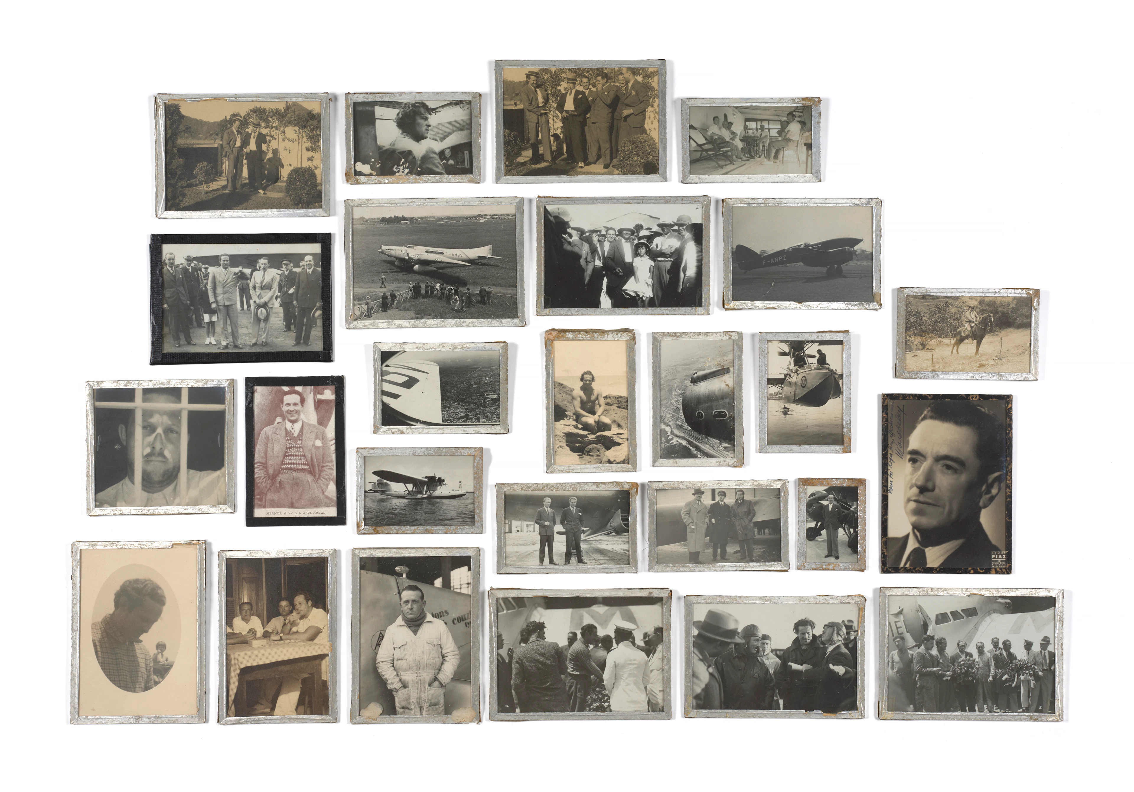 ENSEMBLE DE VINGT-QUATRE PHOTOGRAPHIES Jean Mermoz, entre ciel et terre