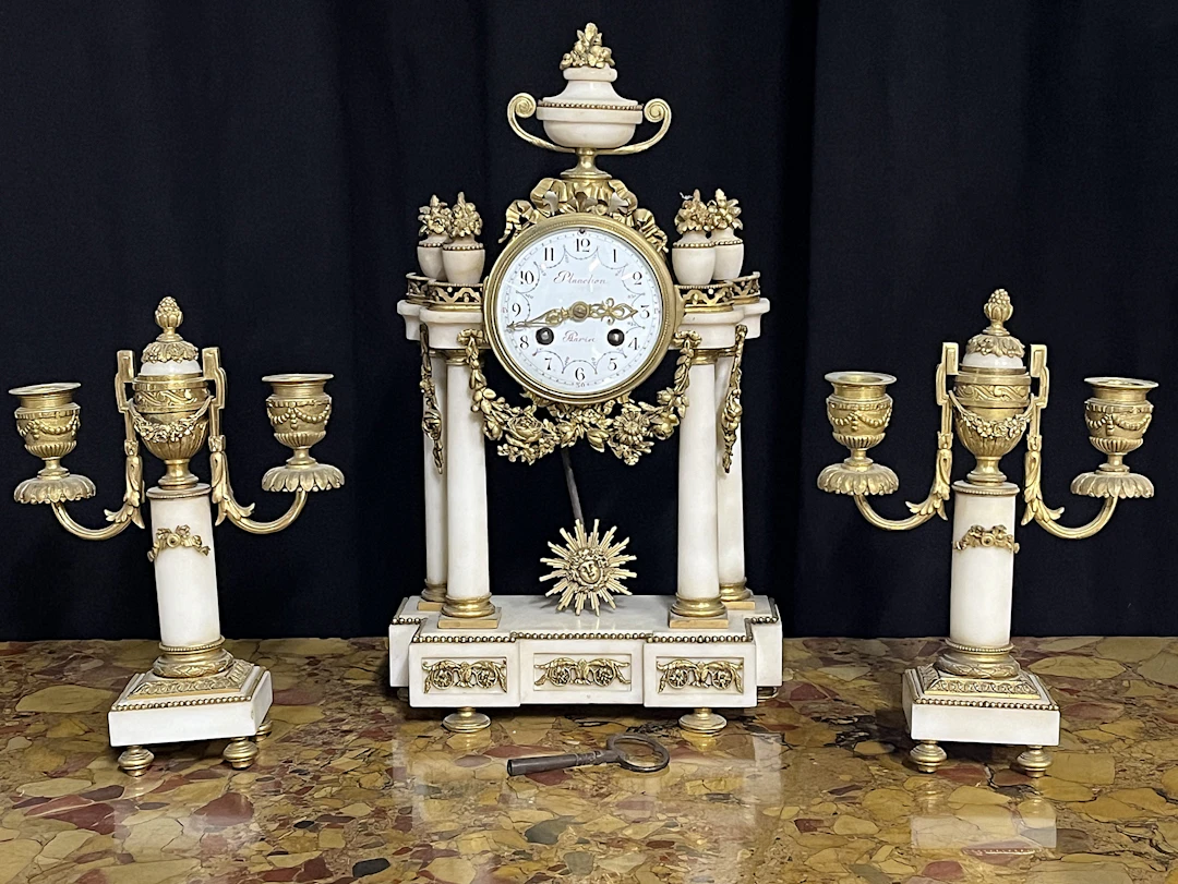 GARNITURE DE CHEMINEE DE STYLE LOUIS XVI