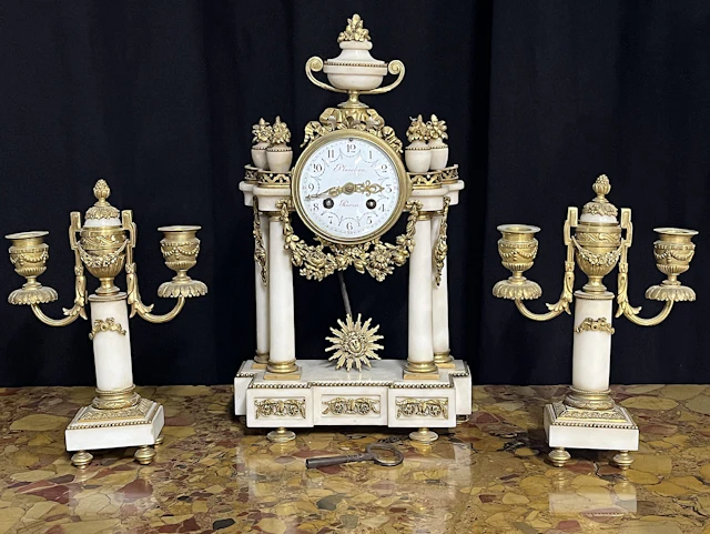 GARNITURE DE CHEMINEE DE STYLE LOUIS XVI