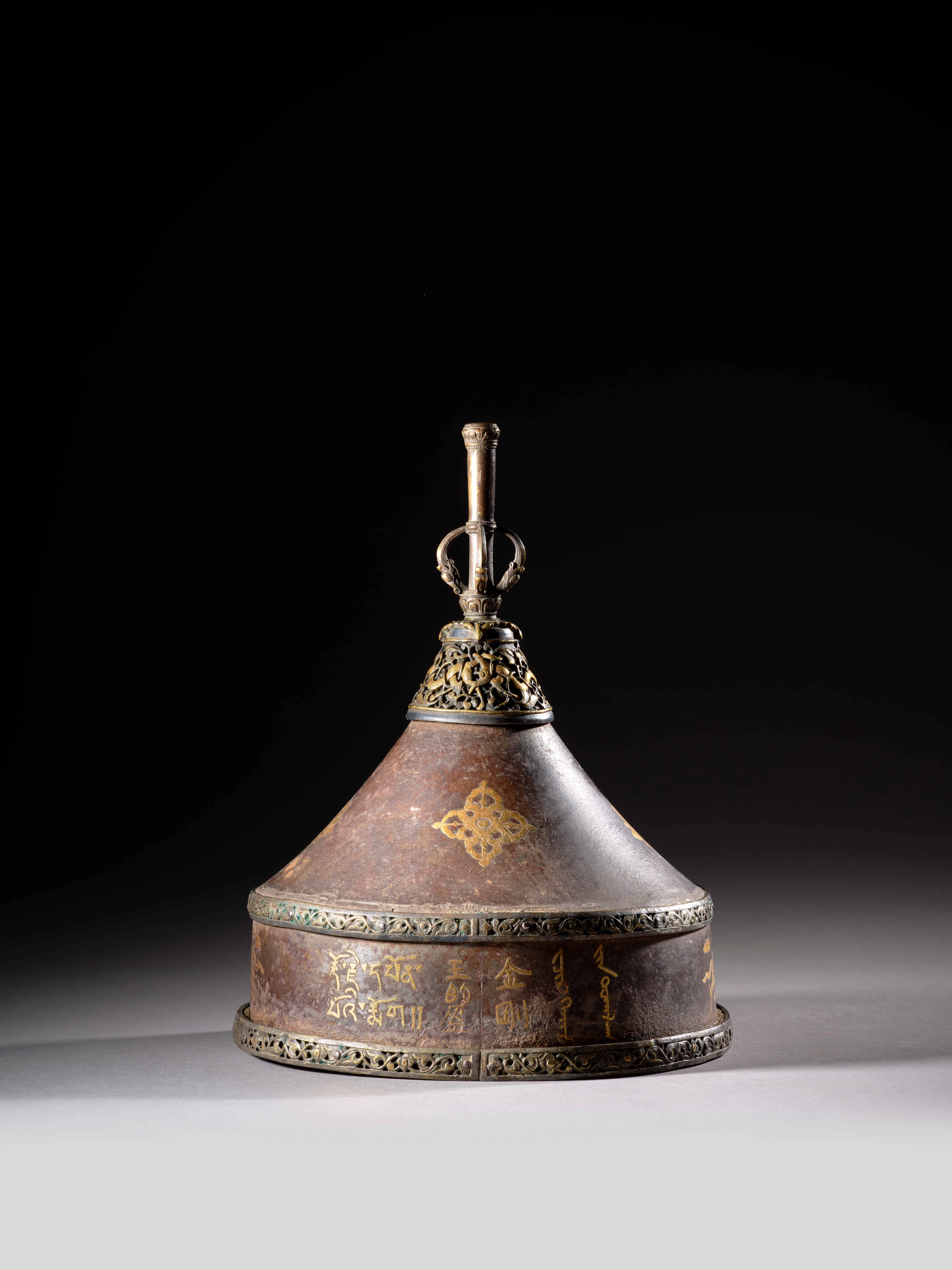 CASQUE EN FONTE DE FER INCRUSTÉ D’OR, Tibet ou Mongolie, milieu de