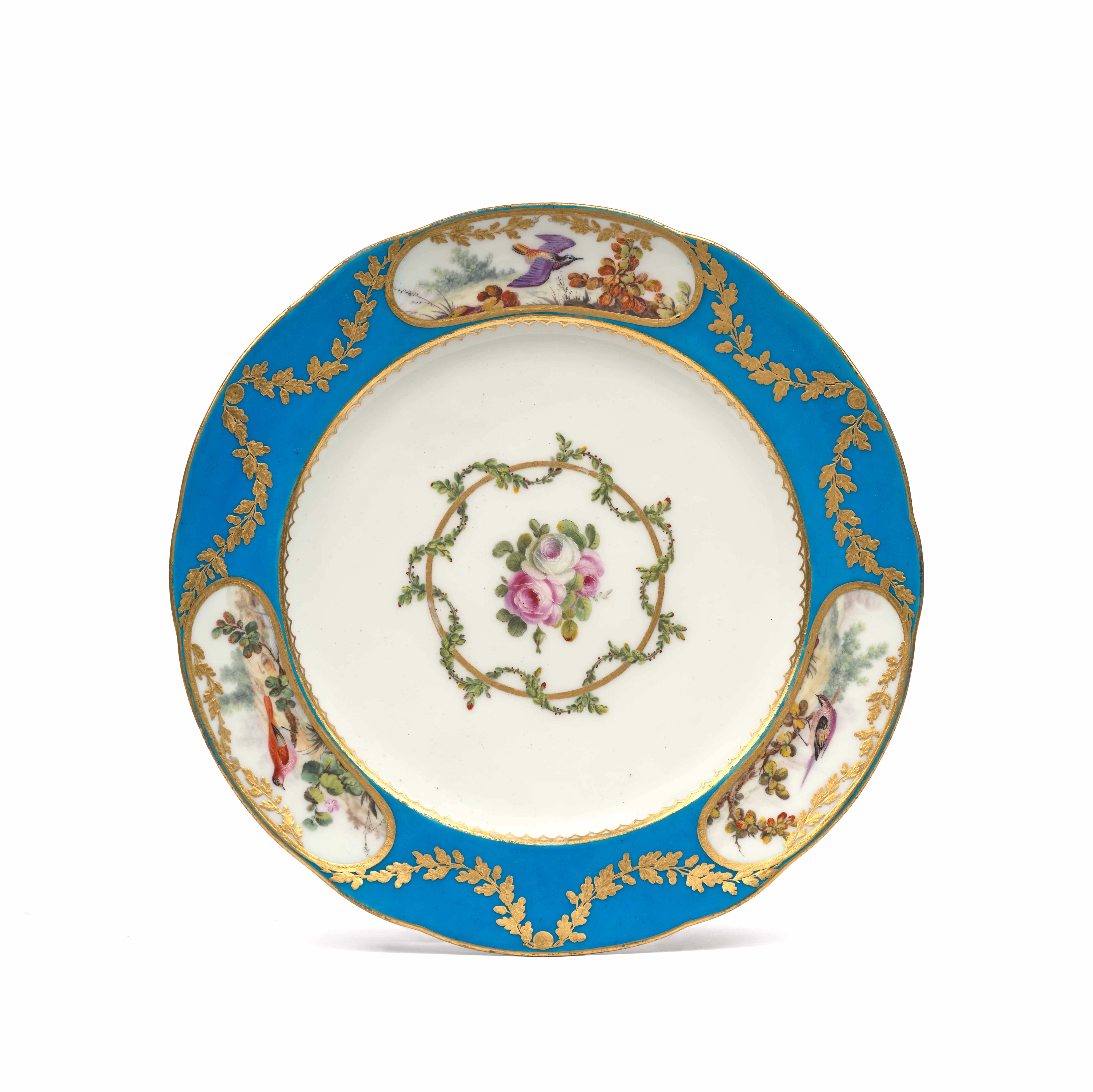 ASSIETTE EN PORCELAINE TENDRE DE SÈVRES DU XVIIIe SIÈCLE, DATÉE 1770