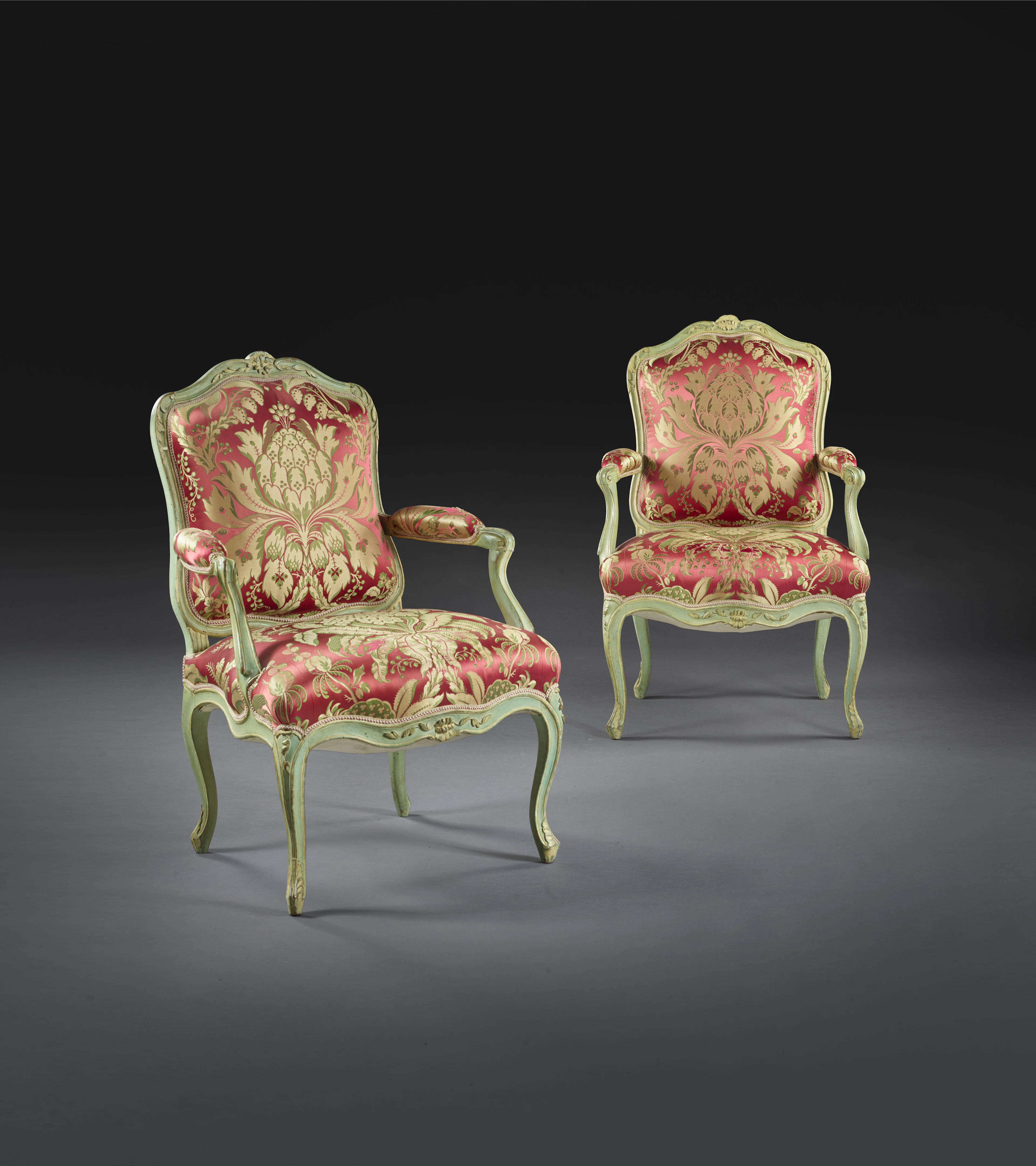 PAIRE DE FAUTEUILS À LA REINE D'ÉPOQUE LOUIS XV