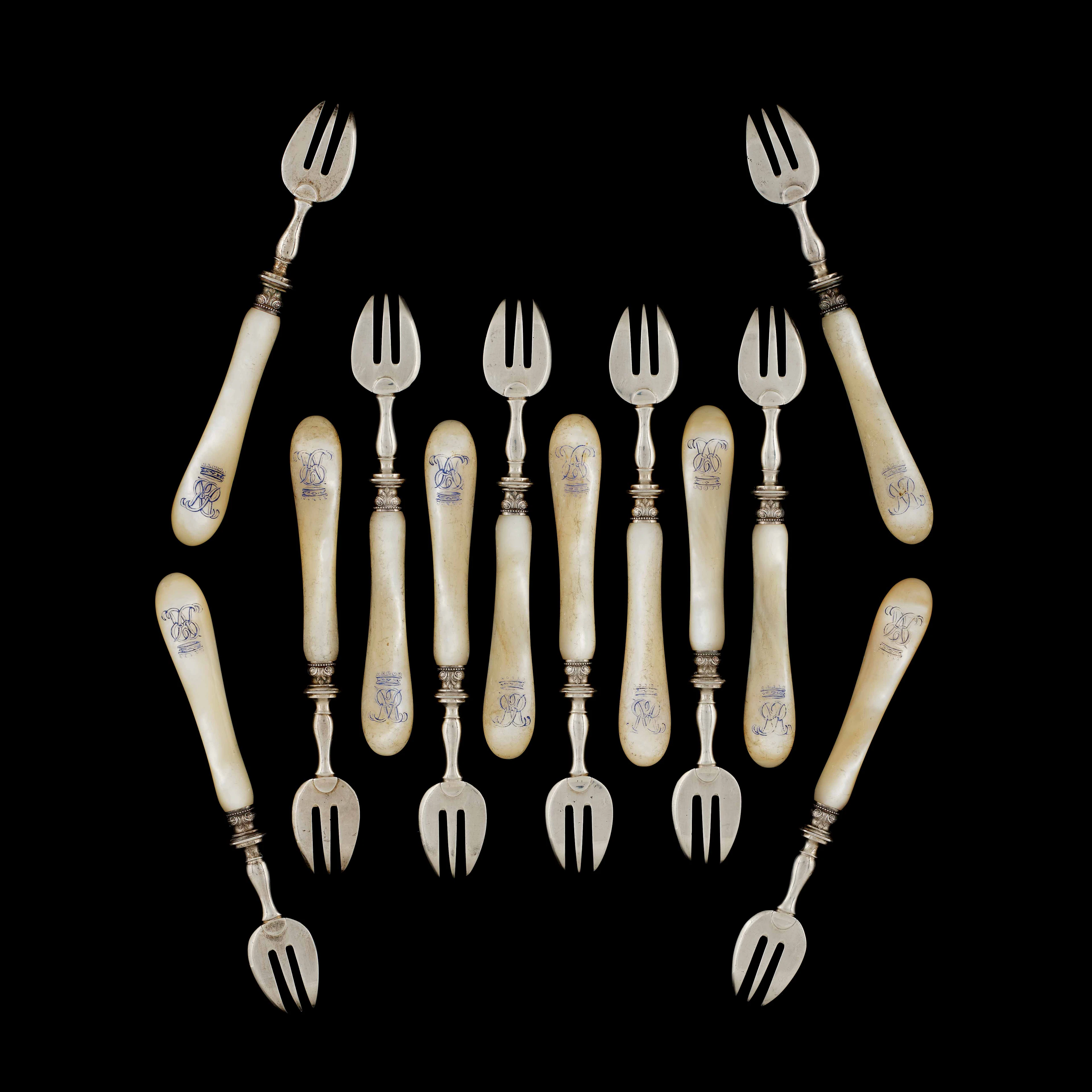 ENSEMBLE DE DOUZE FOURCHETTES À HUÎTRE