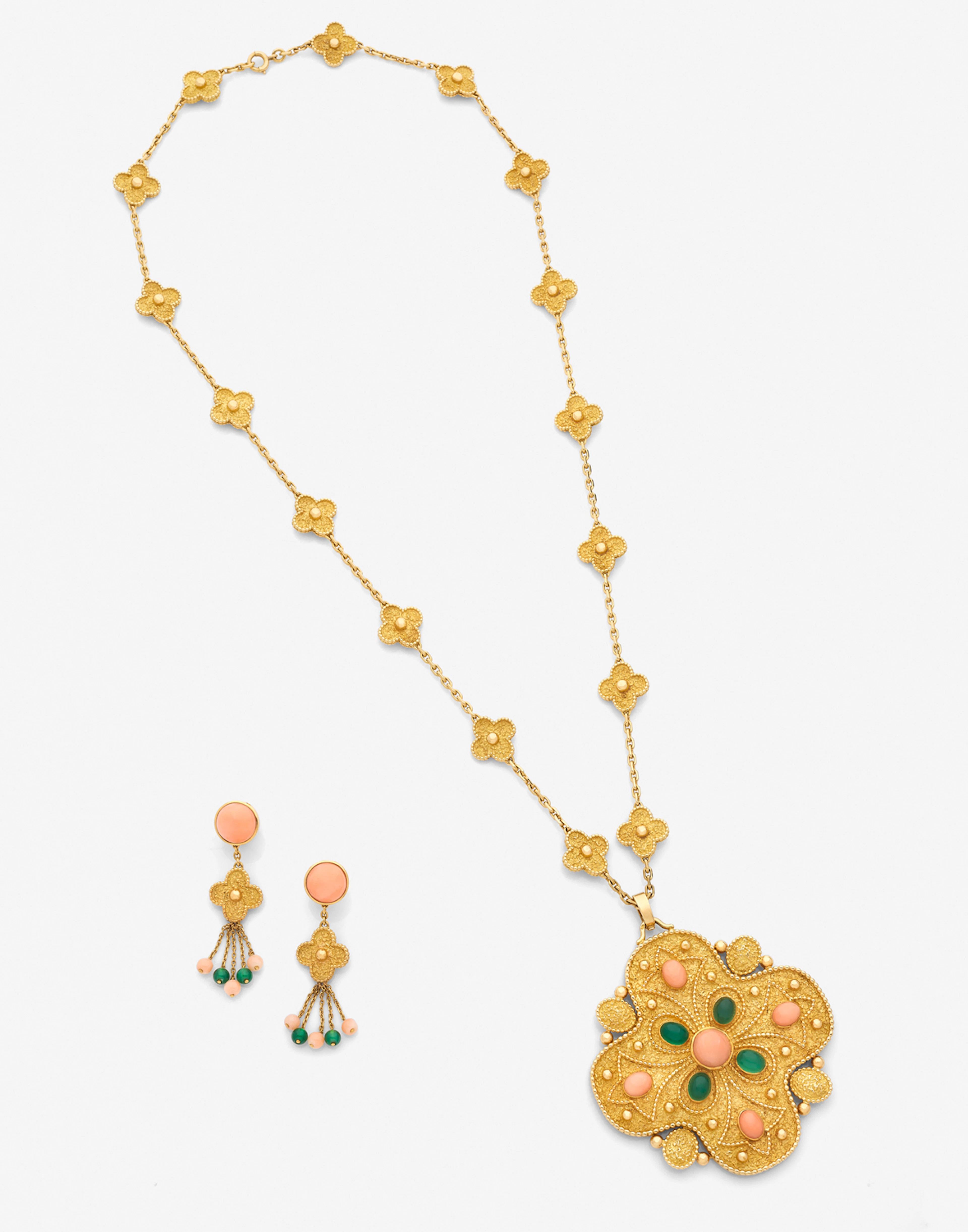 VAN CLEEF & ARPELS Sautoir "Vintage Alhambra" et pendentif "Perlé"