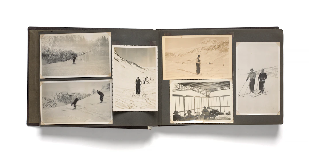 PETIT ALBUM DE PHOTOGRAPHIES AYANT APPARTENU À JEAN MERMOZ
