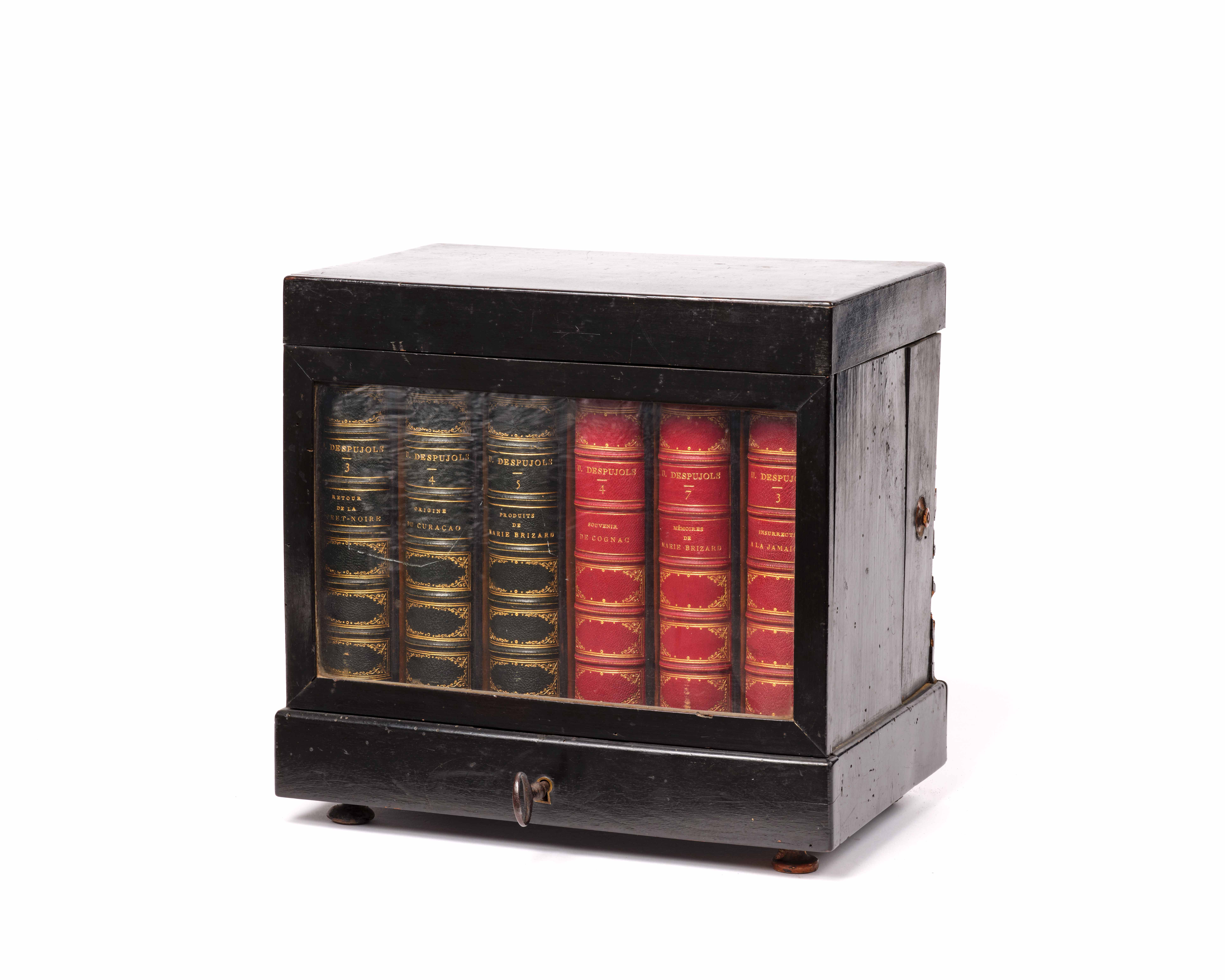 CAVE À LIQUEUR DE BIBLIOTHÈQUE, PREMIÈRE MOITIÉ DU XXe SIÈCLE