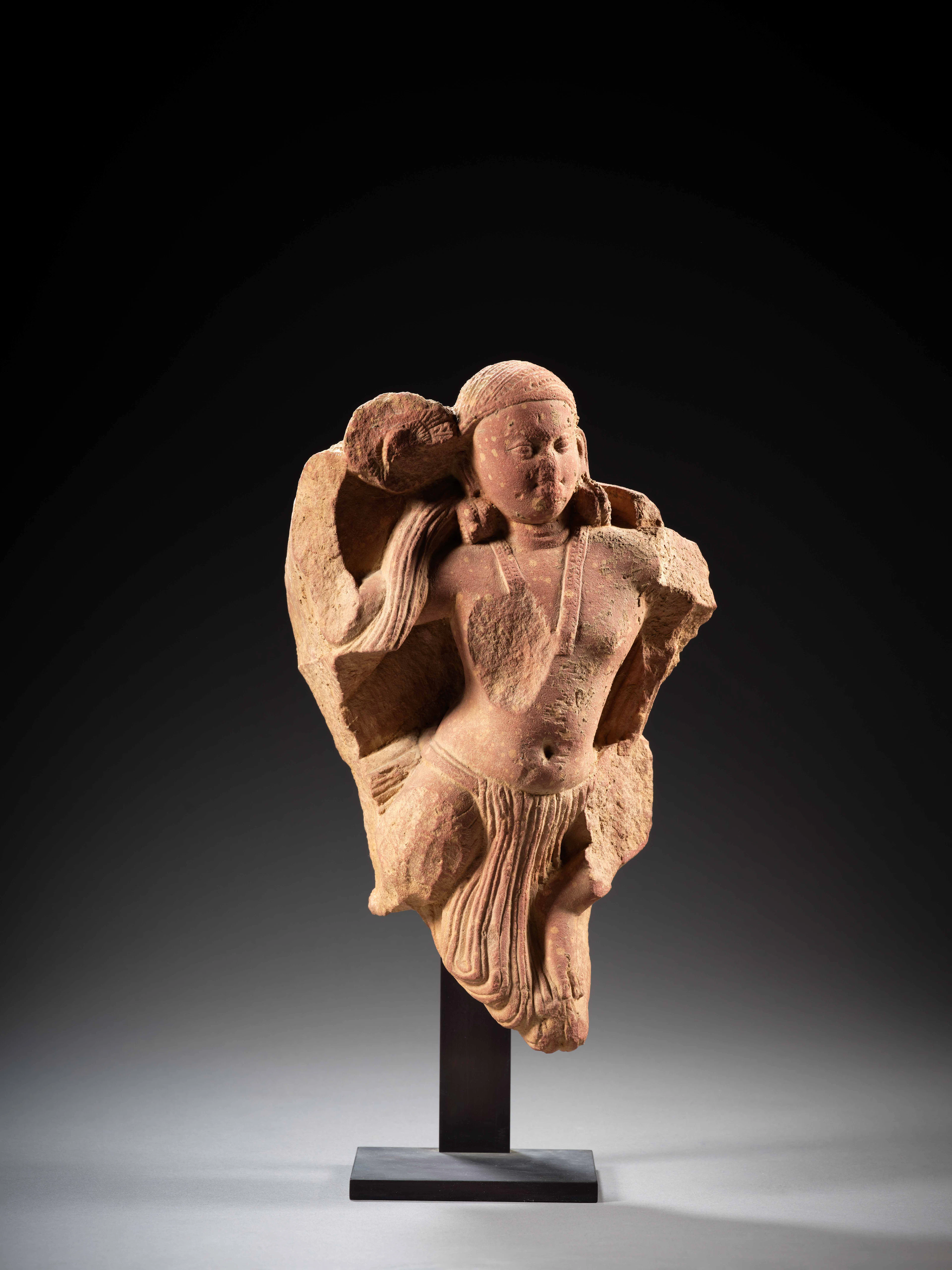 STATUE DE DIVINITÉ MÂLE EN GRÈS ROSE, Inde, Uttar Pradesh, Mathura