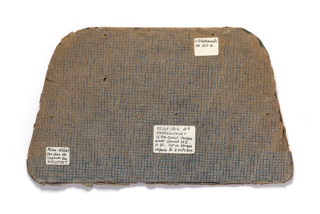 FRAGMENT DE CARTON FORT RECOUVERT DE PAPIER PROVENANT PROBABLEMENT