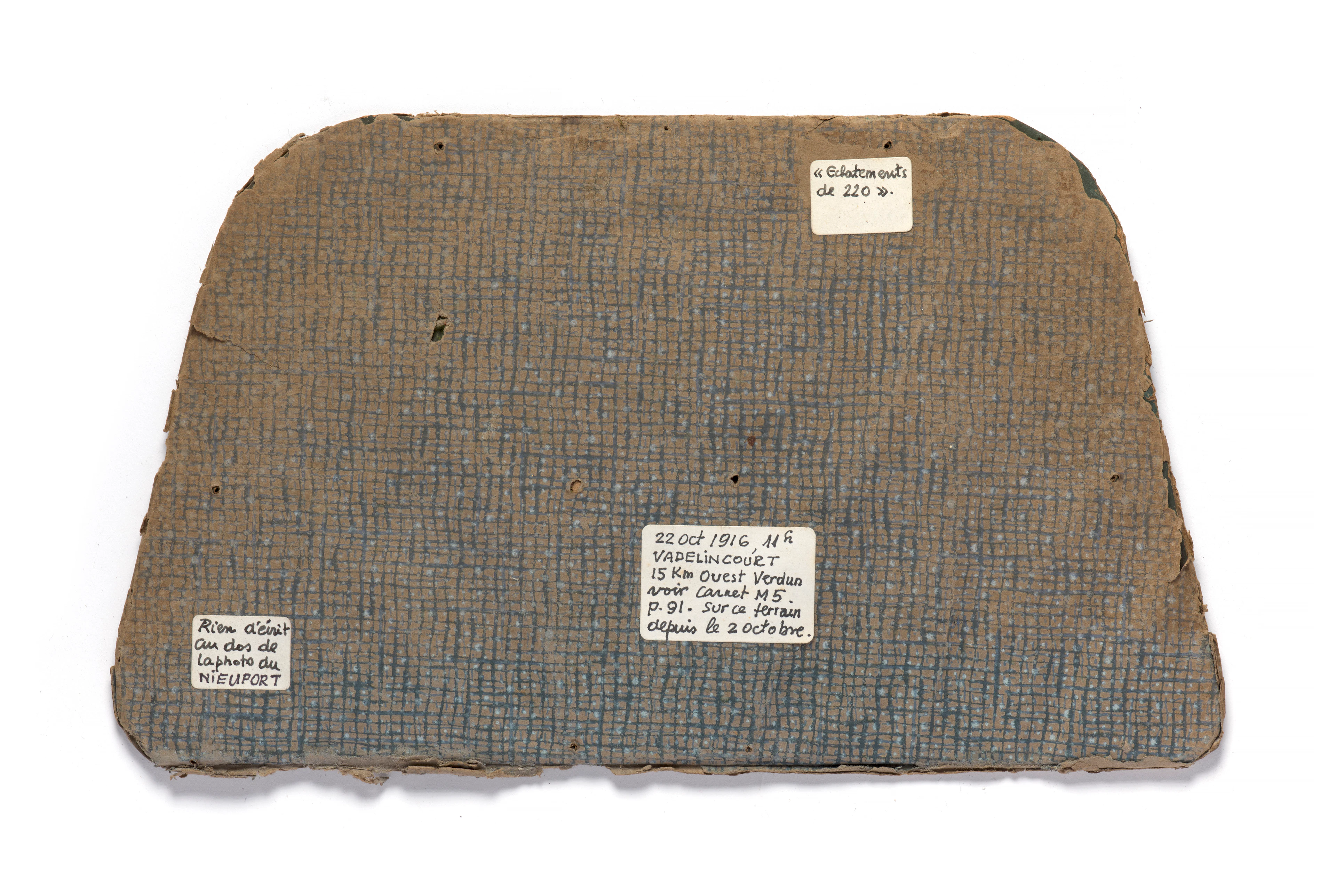 FRAGMENT DE CARTON FORT RECOUVERT DE PAPIER PROVENANT PROBABLEMENT