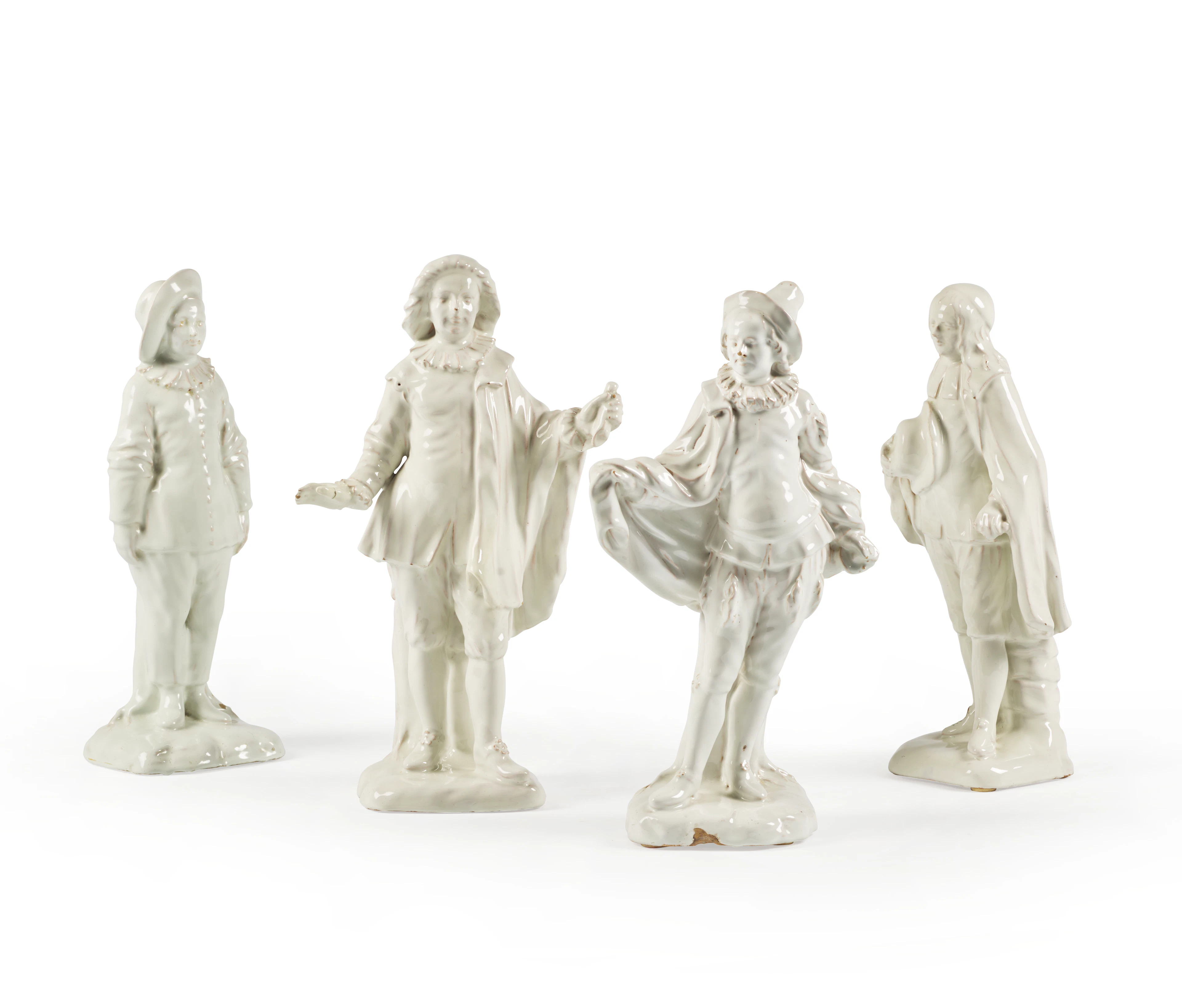 QUATRE STATUETTES DE LA COMMEDIA DELL’ARTE EN FAÏENCE BLANCHE DE STRASBOURG