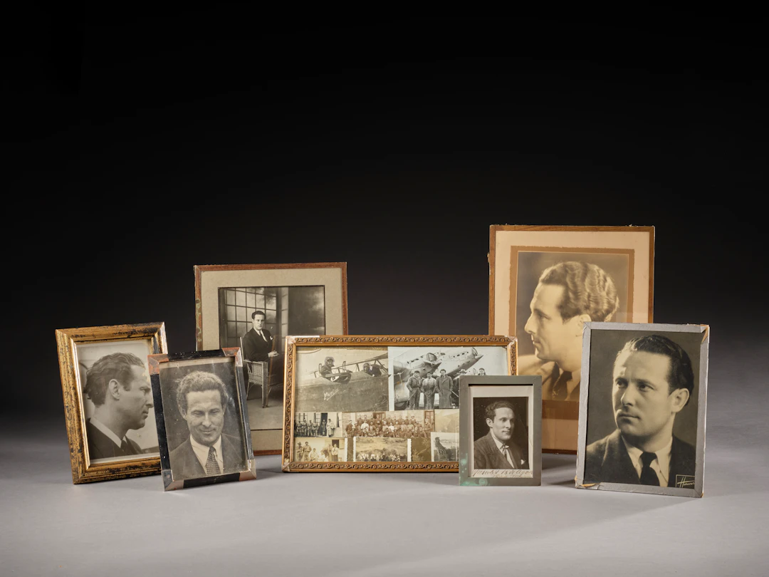 ENSEMBLE DE SEPT PHOTOGRAPHIES Portraits de Jean Mermoz