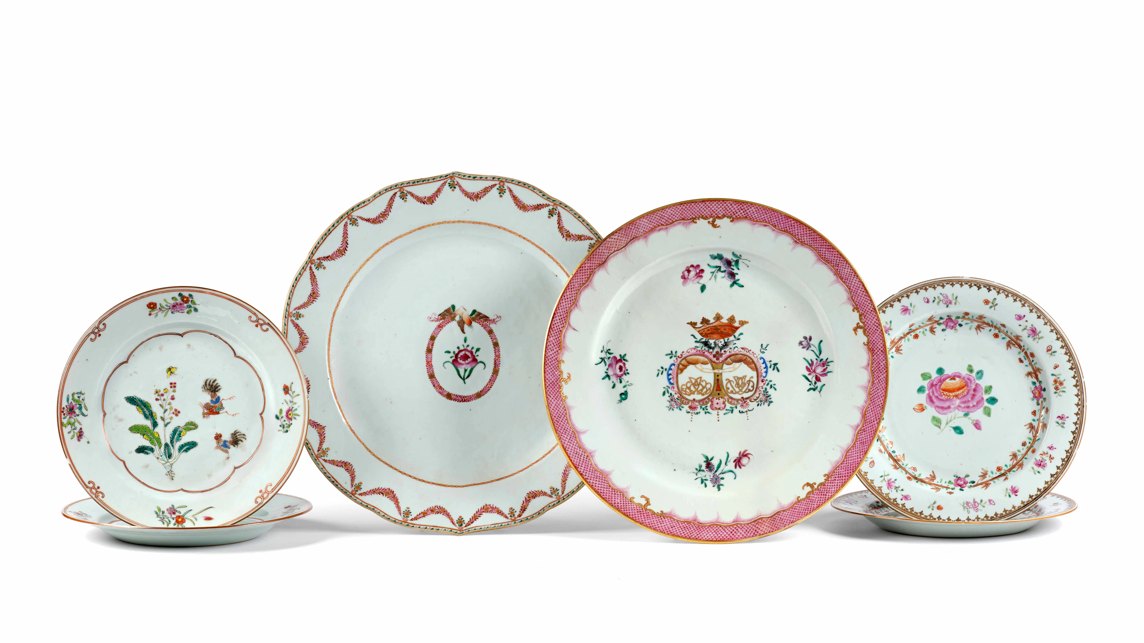 DEUX PLATS RONDS ET QUATRE ASSIETTES EN PORCELAINE DE CHINE, COMPAGNIE