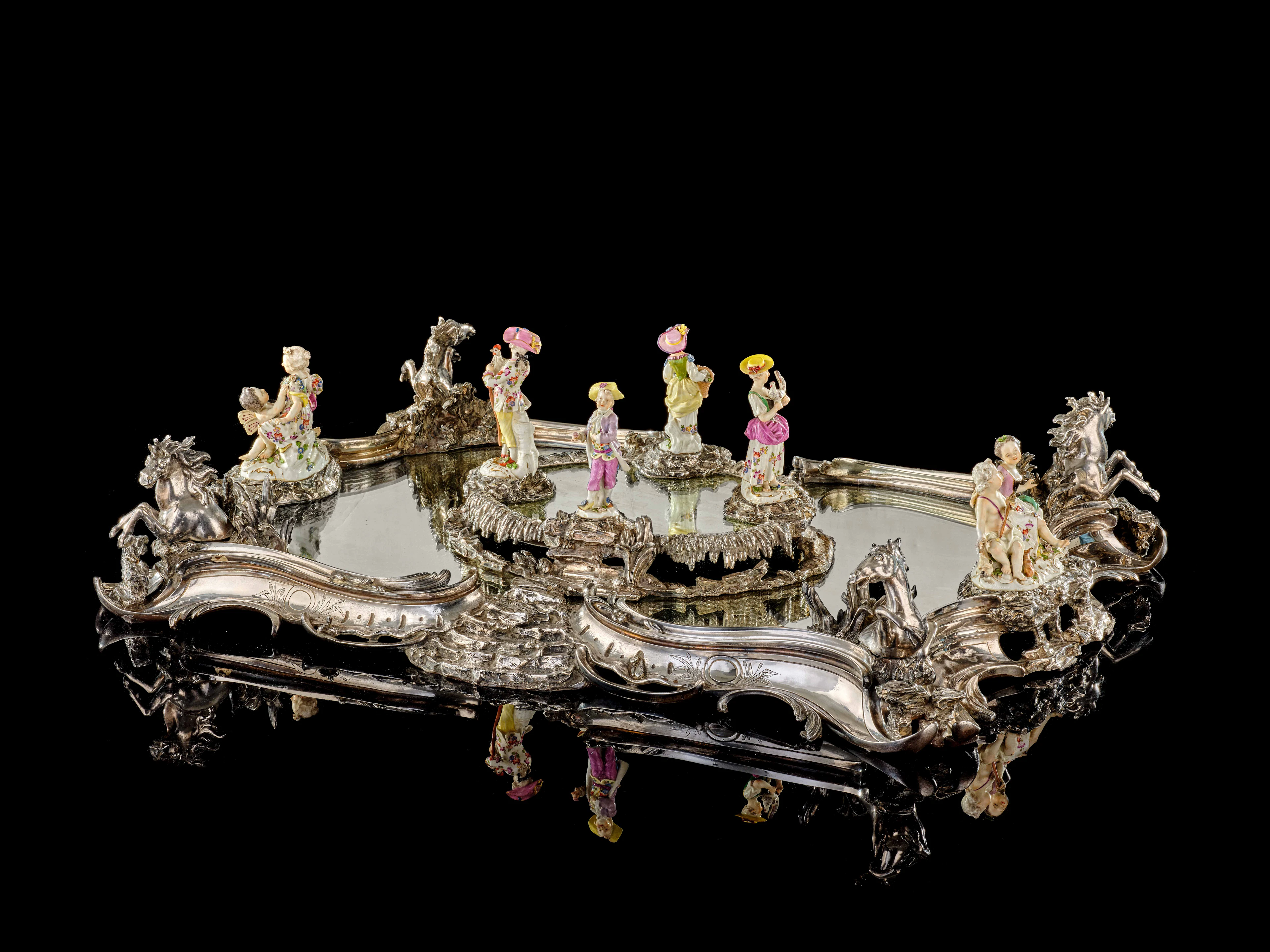 IMPORTANT SURTOUT DE TABLE EN ARGENT À FOND GLACE ORNÉ DE FIGURINES