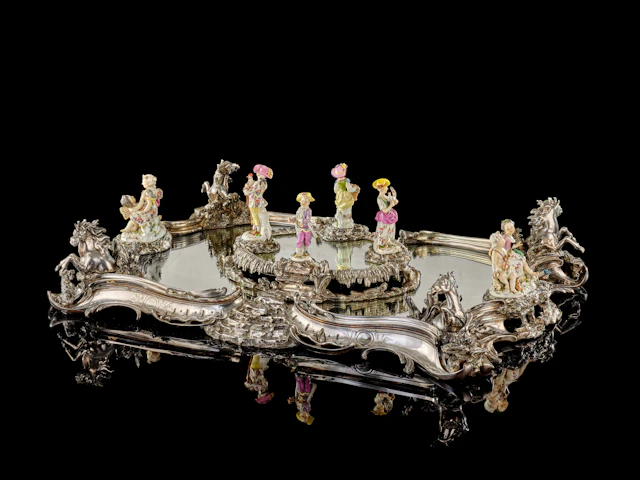 IMPORTANT SURTOUT DE TABLE EN ARGENT À FOND GLACE ORNÉ DE FIGURINES