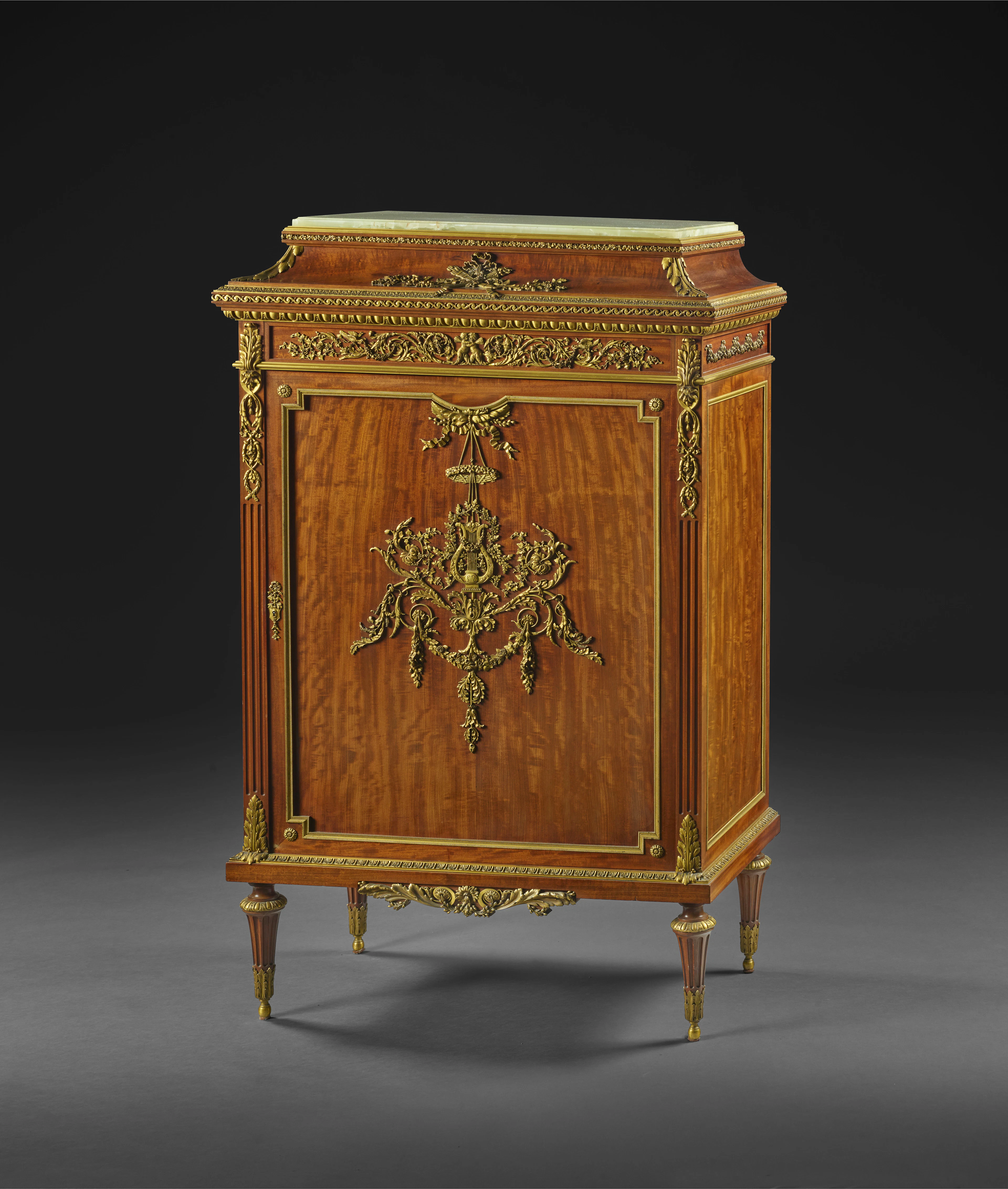 MEUBLE À HAUTEUR D'APPUI DE STYLE LOUIS XVI