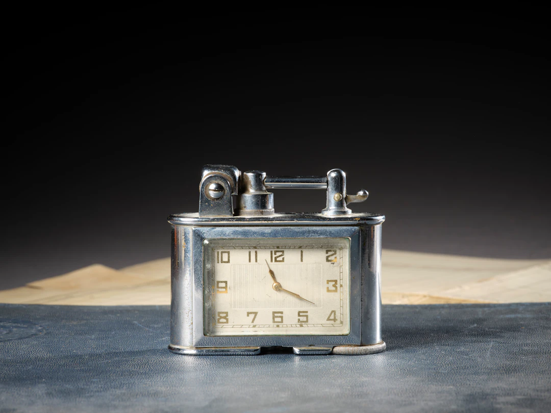 BRIQUET DE TABLE-HORLOGE OFFERT PAR SES CAMARADES À JEAN MERMOZ