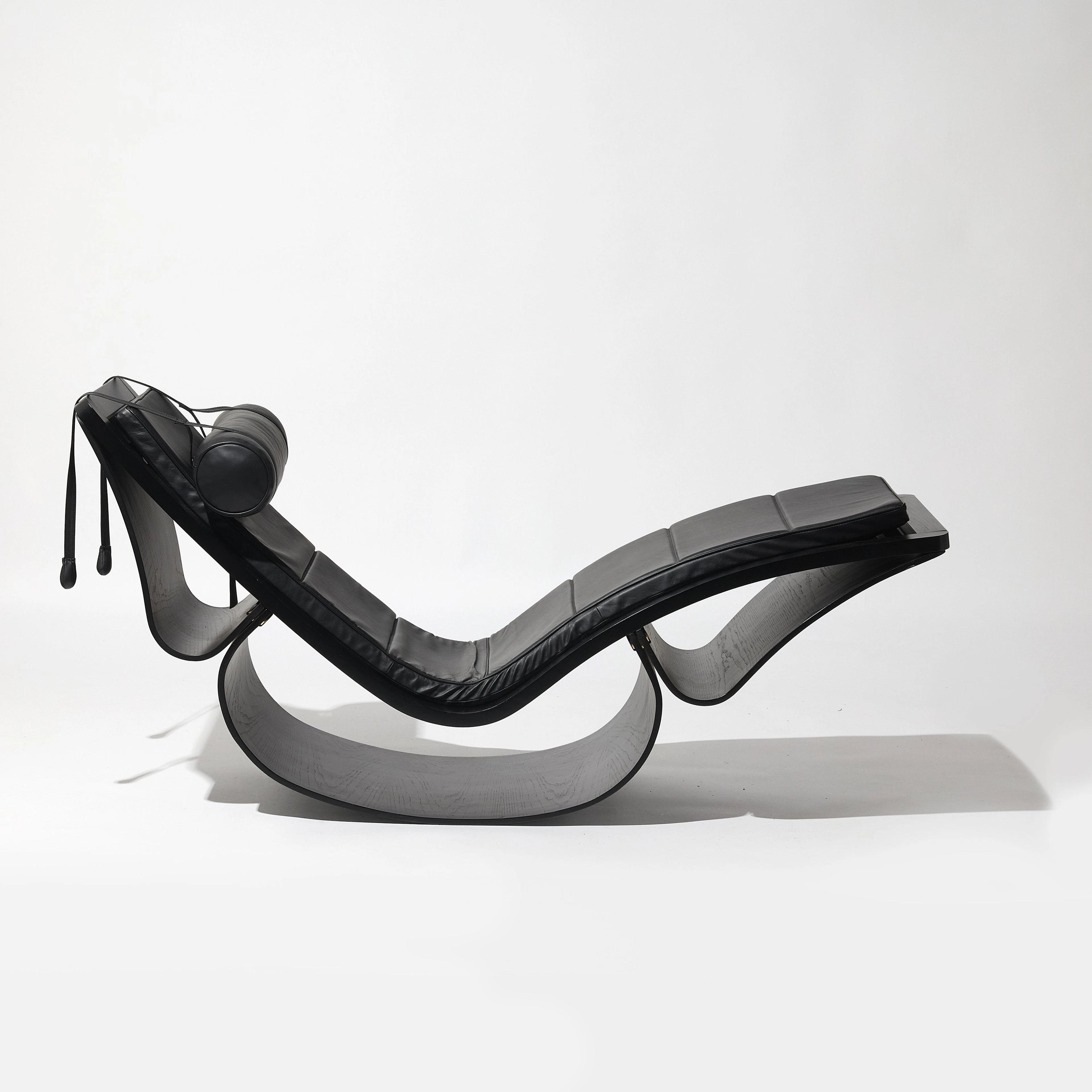 Oscar NIEMEYER 1907 - 2012 Chaise longue « Rio » Modèle créé en 1978