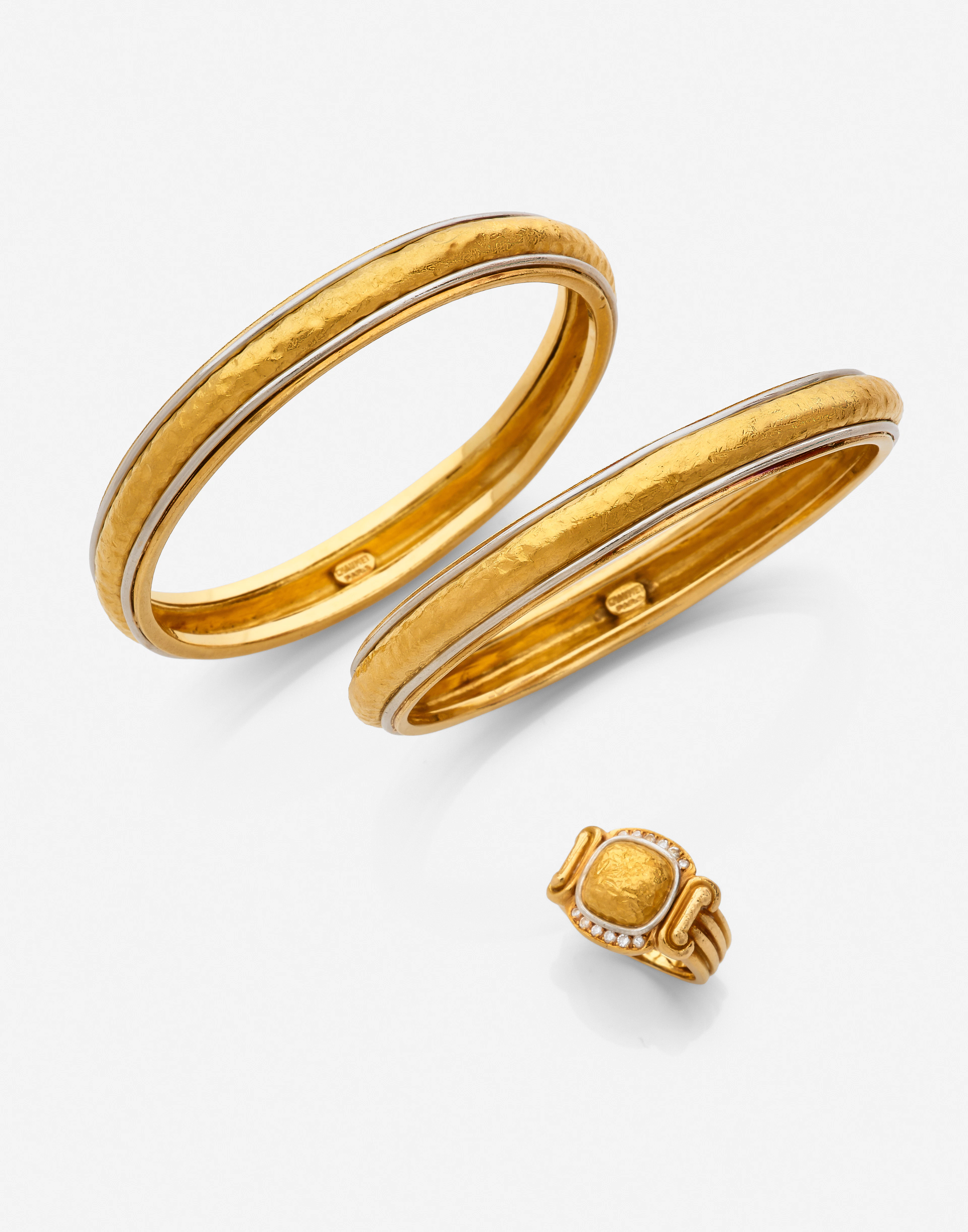 ÉCRIN D'UNE ÉLÉGANTE - PART. III CHAUMET - Paire de bracelets et bague