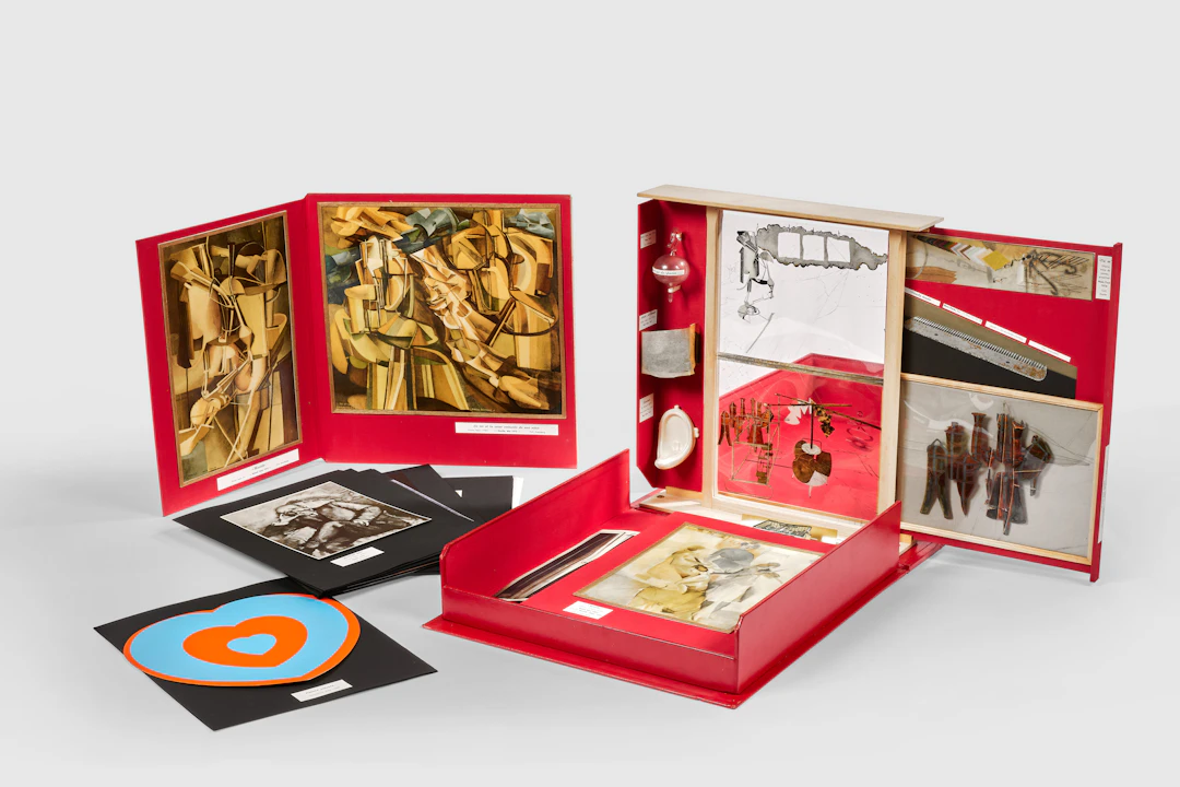 De ou par Marcel Duchamp ou Rose Sélavy (La Boîte-en-valise), série F - 1966