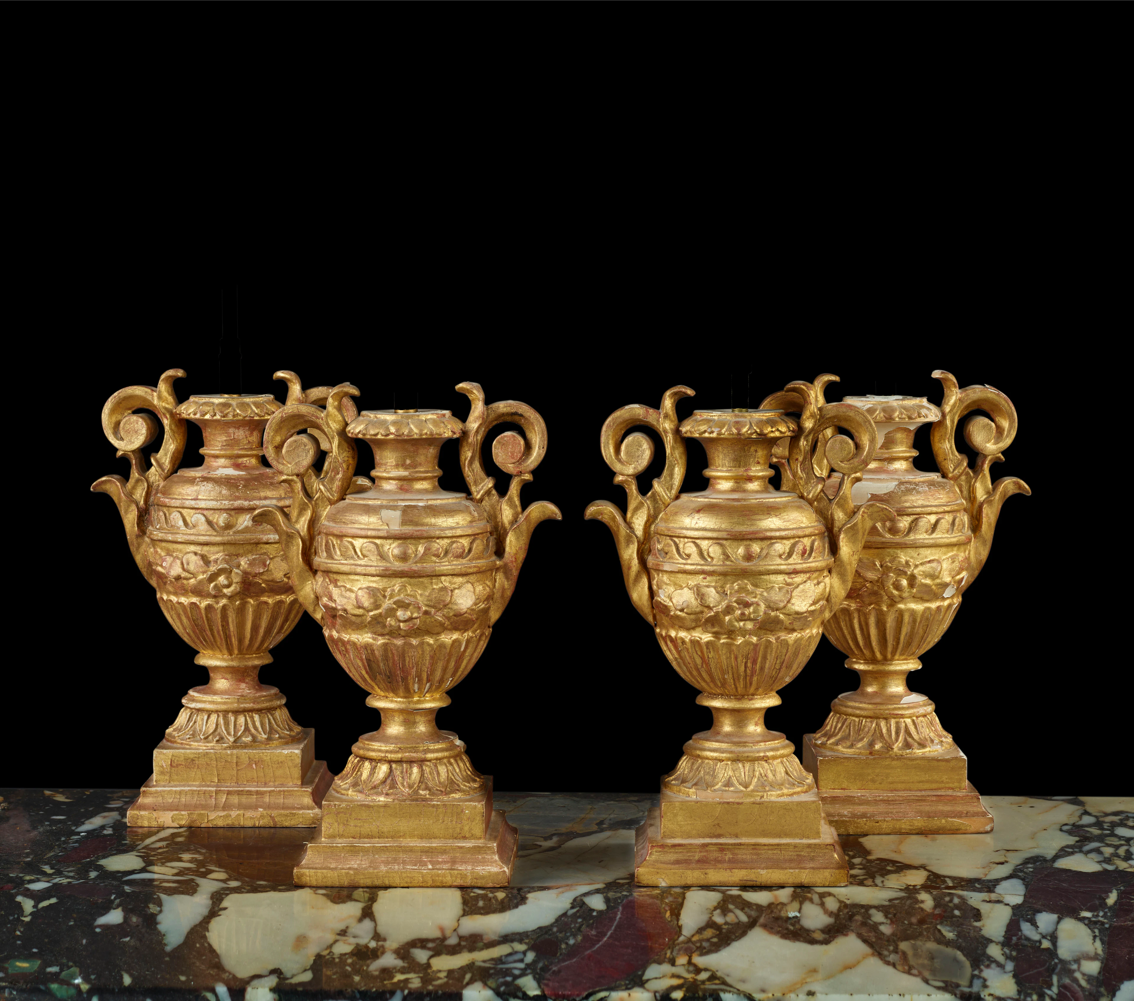 SUITE DE QUATRE PIEDS DE LAMPE DE GOÛT BAROQUE