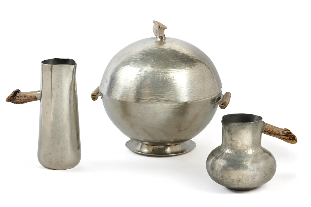 HERMÈS Hammered pewter set