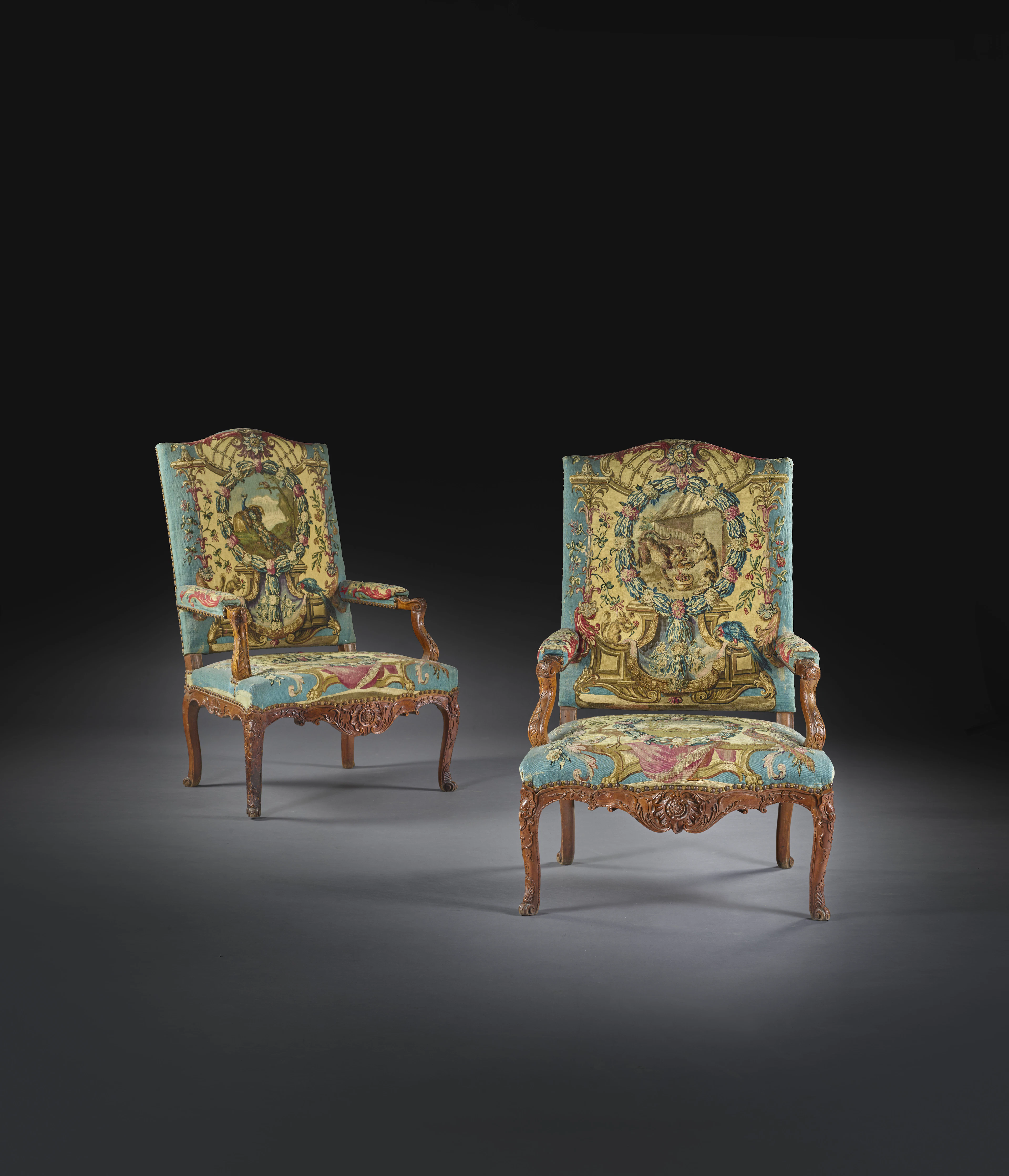 PAIRE DE LARGES FAUTEUILS À LA REINE D'ÉPOQUE RÉGENCE