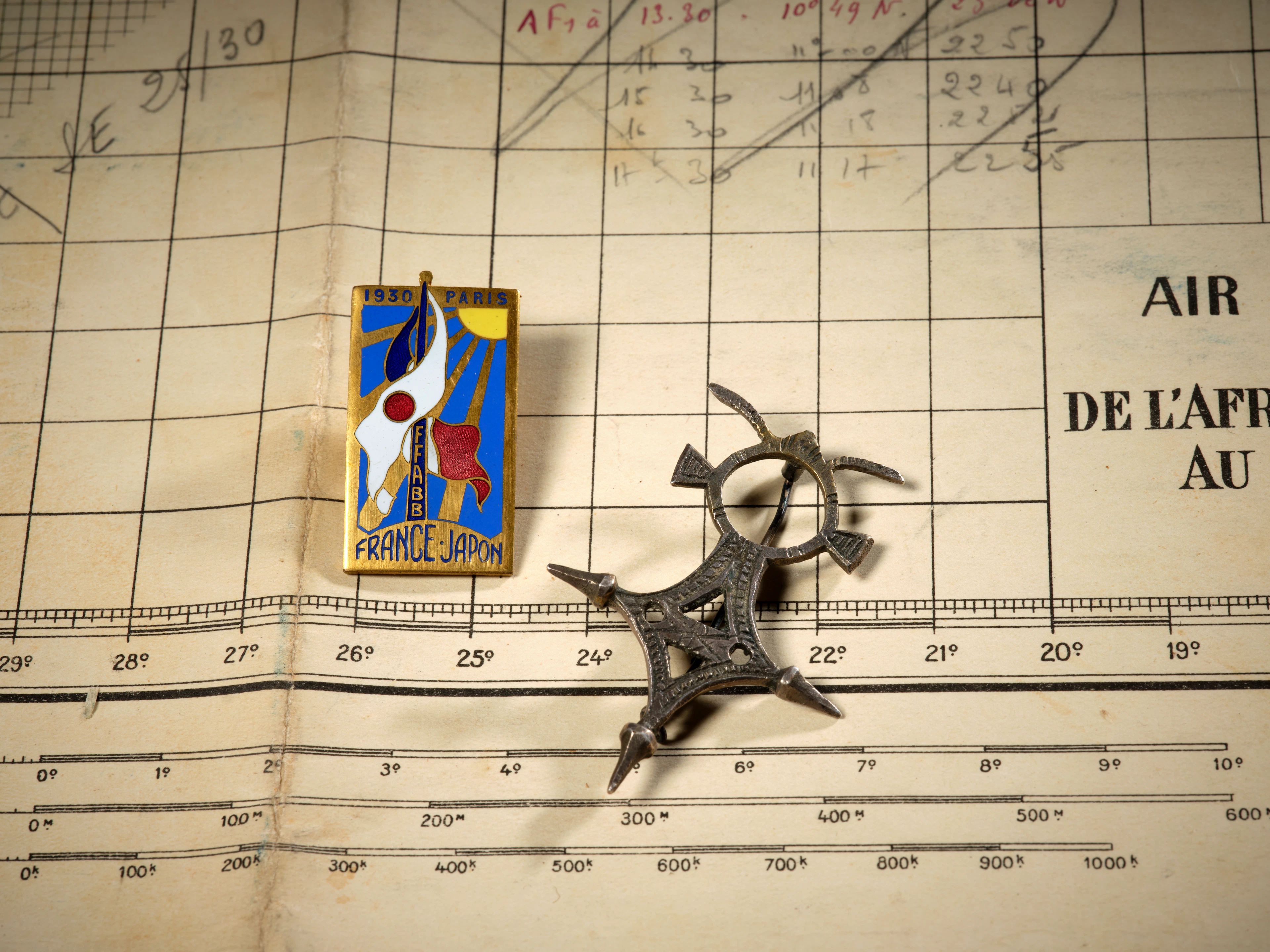 DEUX INSIGNES PROVENANT DE JEAN MERMOZ