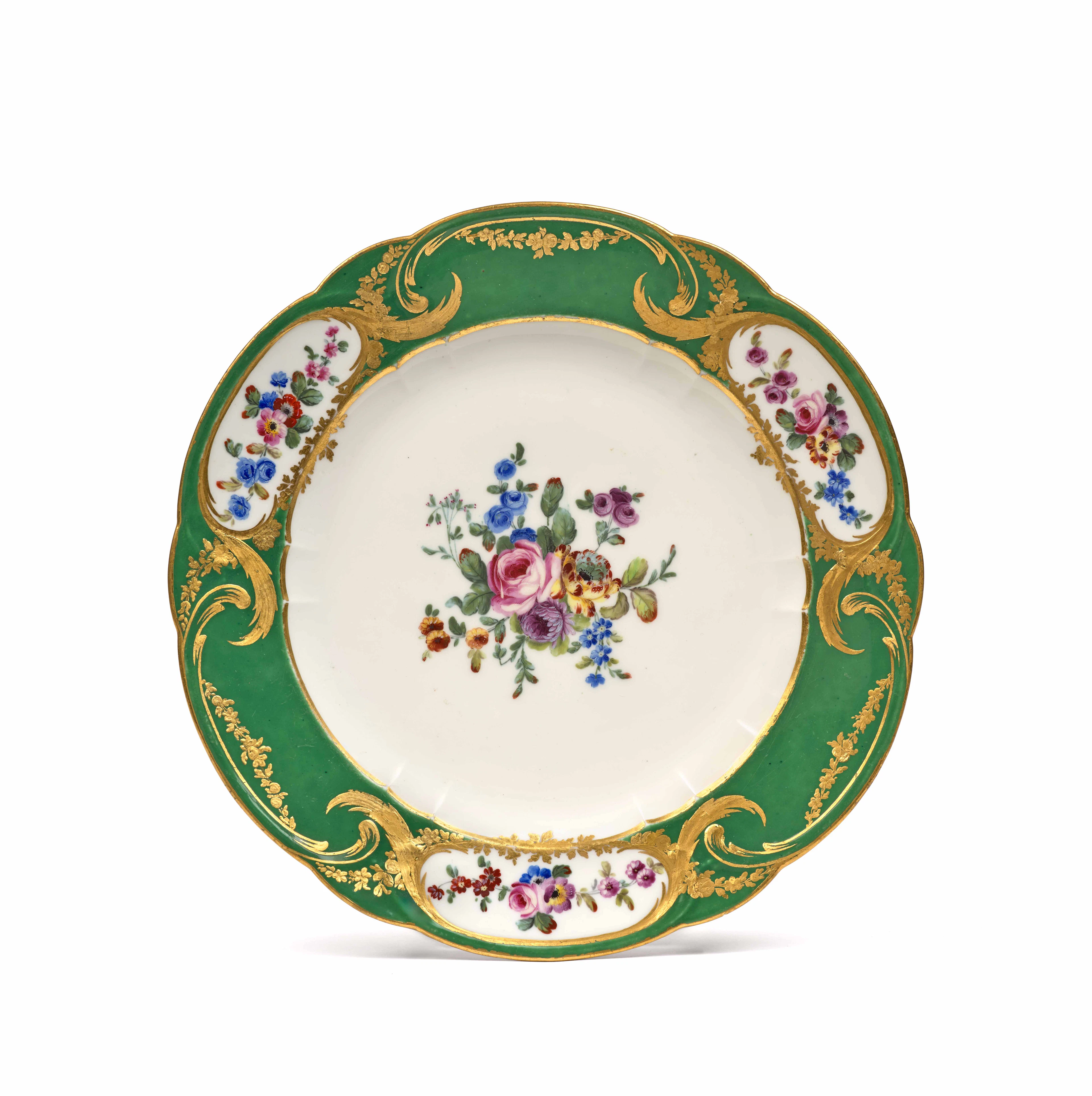 ASSIETTE À PALMES EN PORCELAINE TENDRE DE SÈVRES DU XVIIIe SIÈCLE, DATÉE 1768