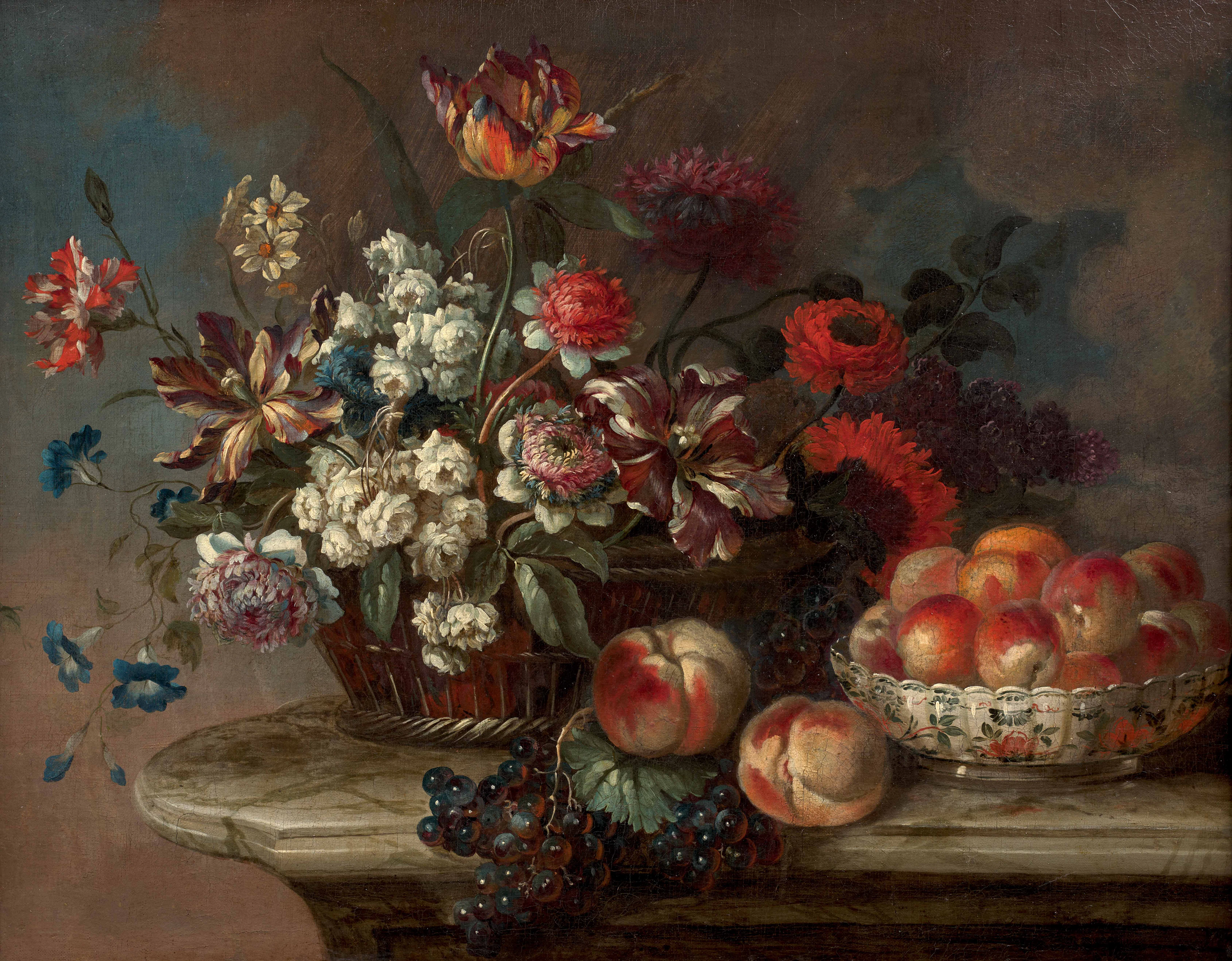 - Composition à la corbeille de fleurs et coupe de pêches et fruits
