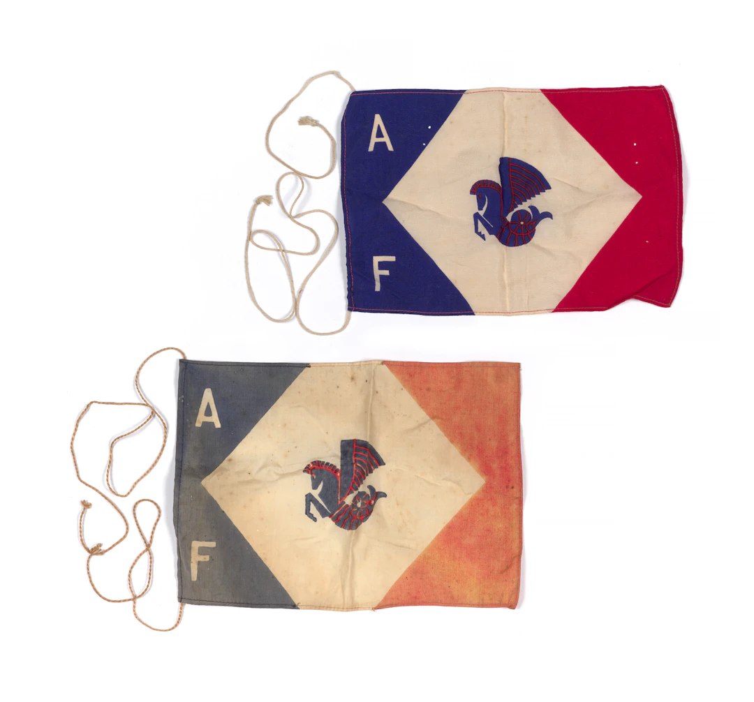 ENSEMBLE DE DEUX FANIONS DE LA COMPAGNIE AIR FRANCE PROVENANT DE JEAN