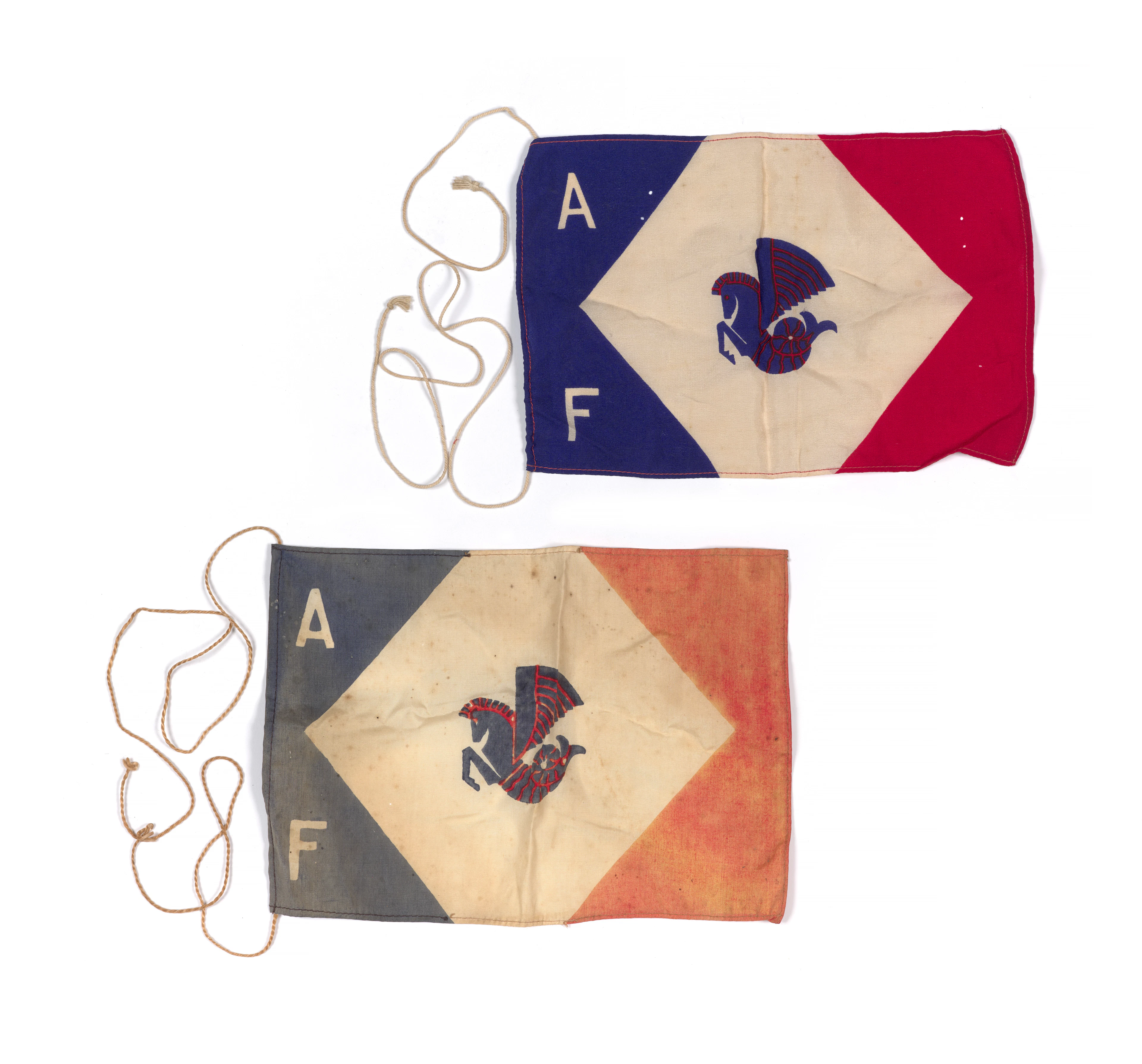 ENSEMBLE DE DEUX FANIONS DE LA COMPAGNIE AIR FRANCE PROVENANT DE JEAN