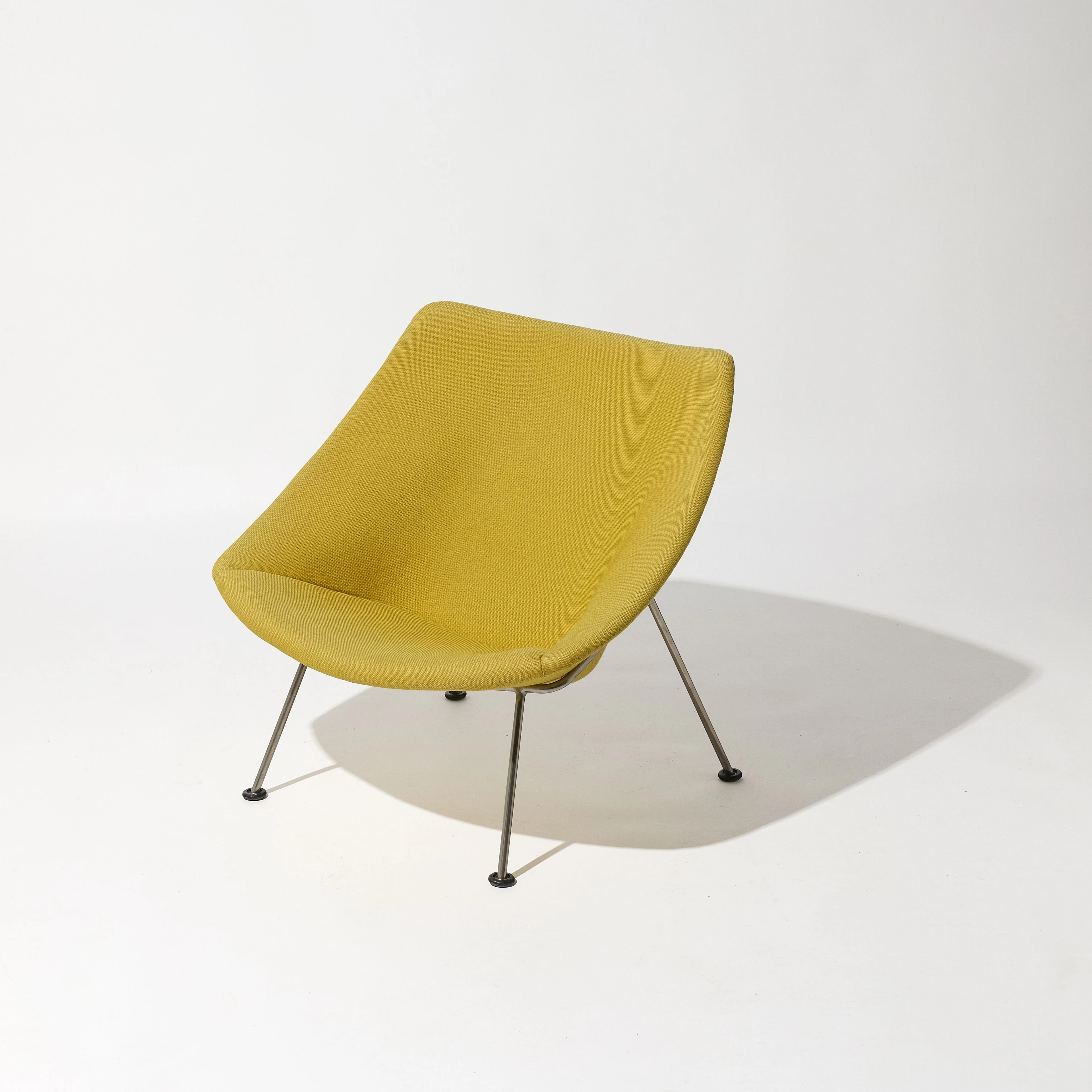 Fauteuil F157 dit « Oyster » Modèle créé en 1957