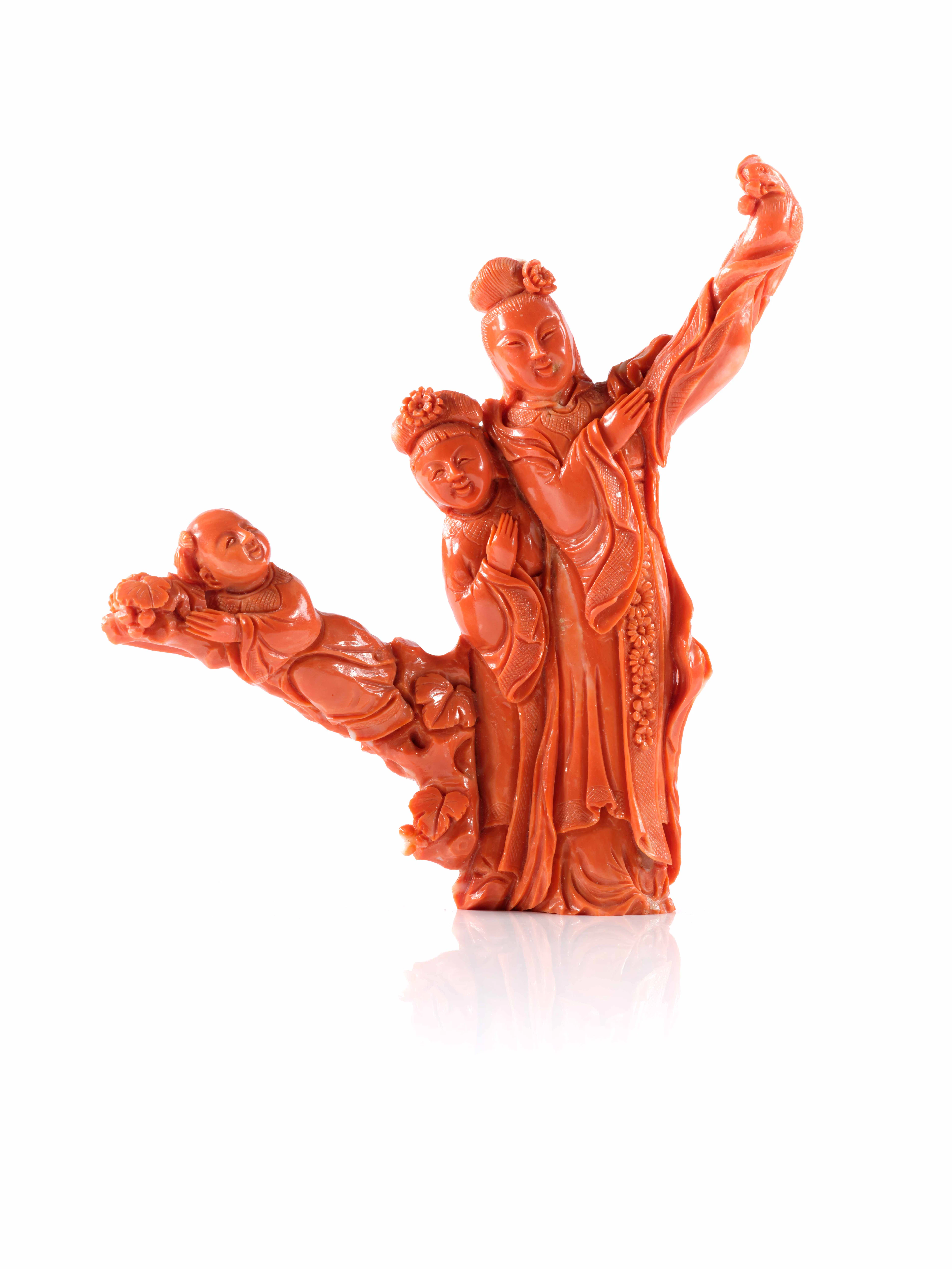 GROUPE EN CORAIL SCULPTÉ, Chine, XXe siècle