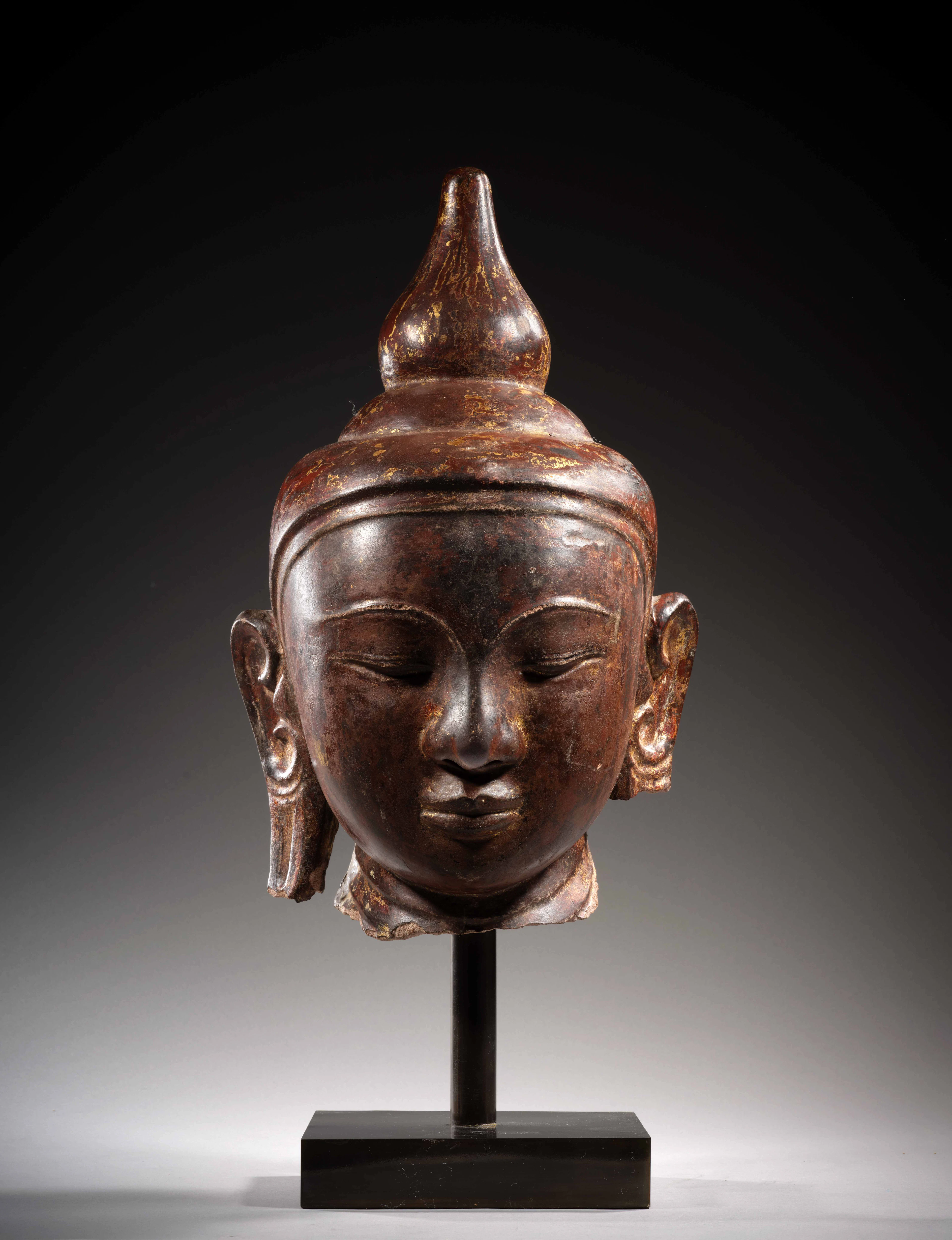 - TÊTE DE BOUDDHA EN GRÈS LAQUÉ, Birmanie, XVIIIe/XIXe siècle