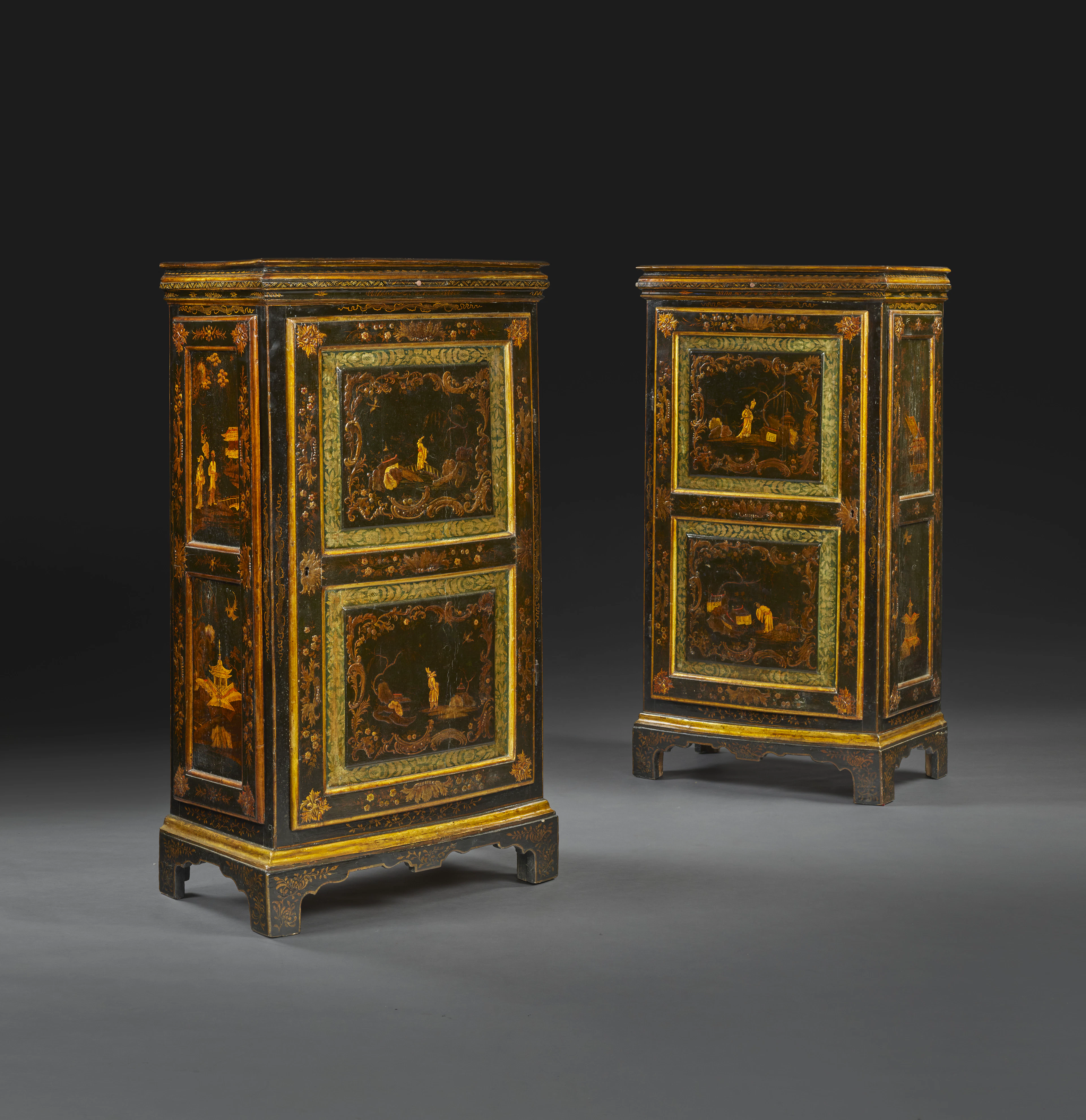 PAIRE DE CABINETS ITALIENS DE LA PREMIÈRE MOITIÉ DU XVIIIe SIÈCLE