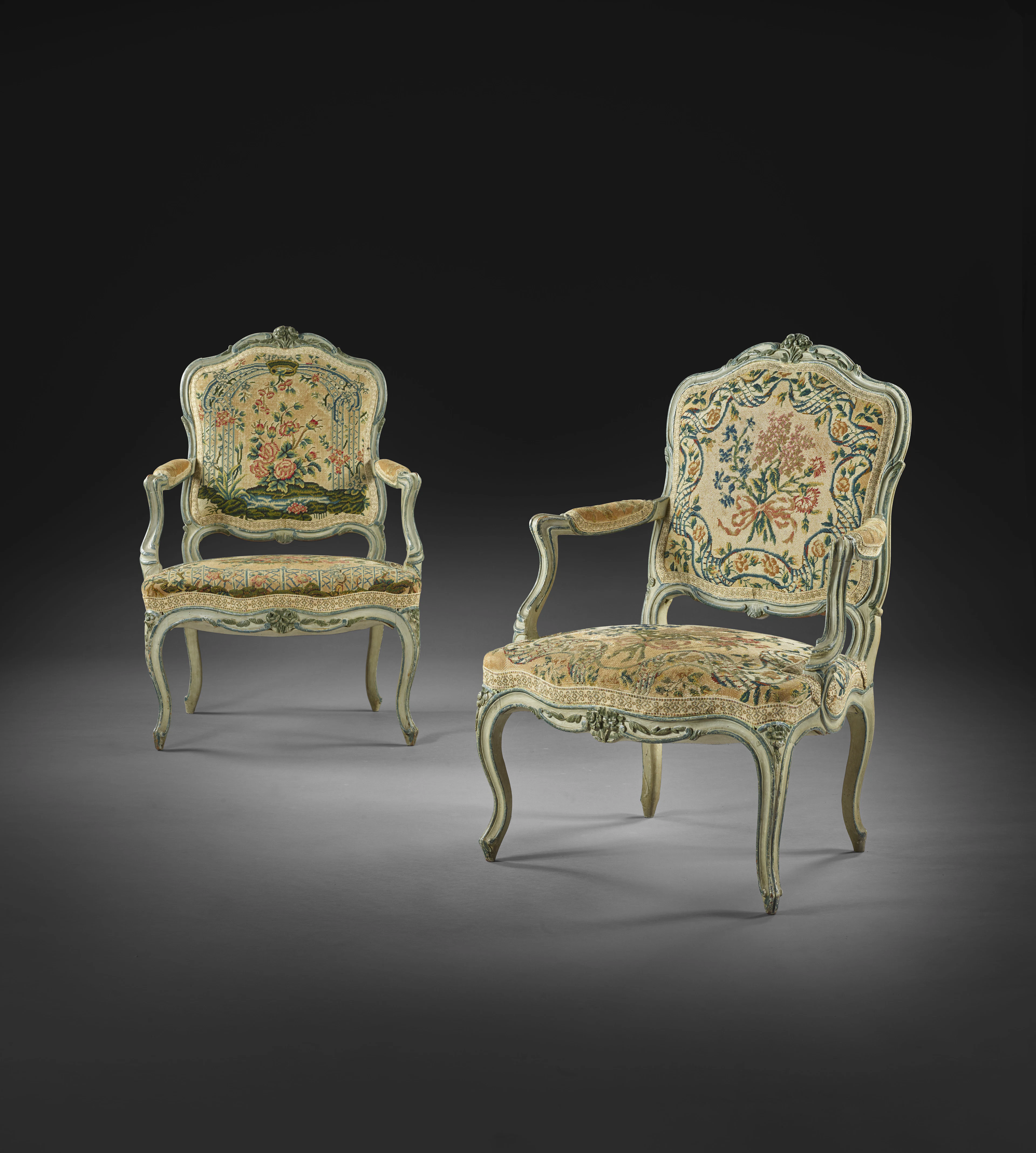 PAIRE DE FAUTEUILS À LA REINE D'ÉPOQUE LOUIS XV