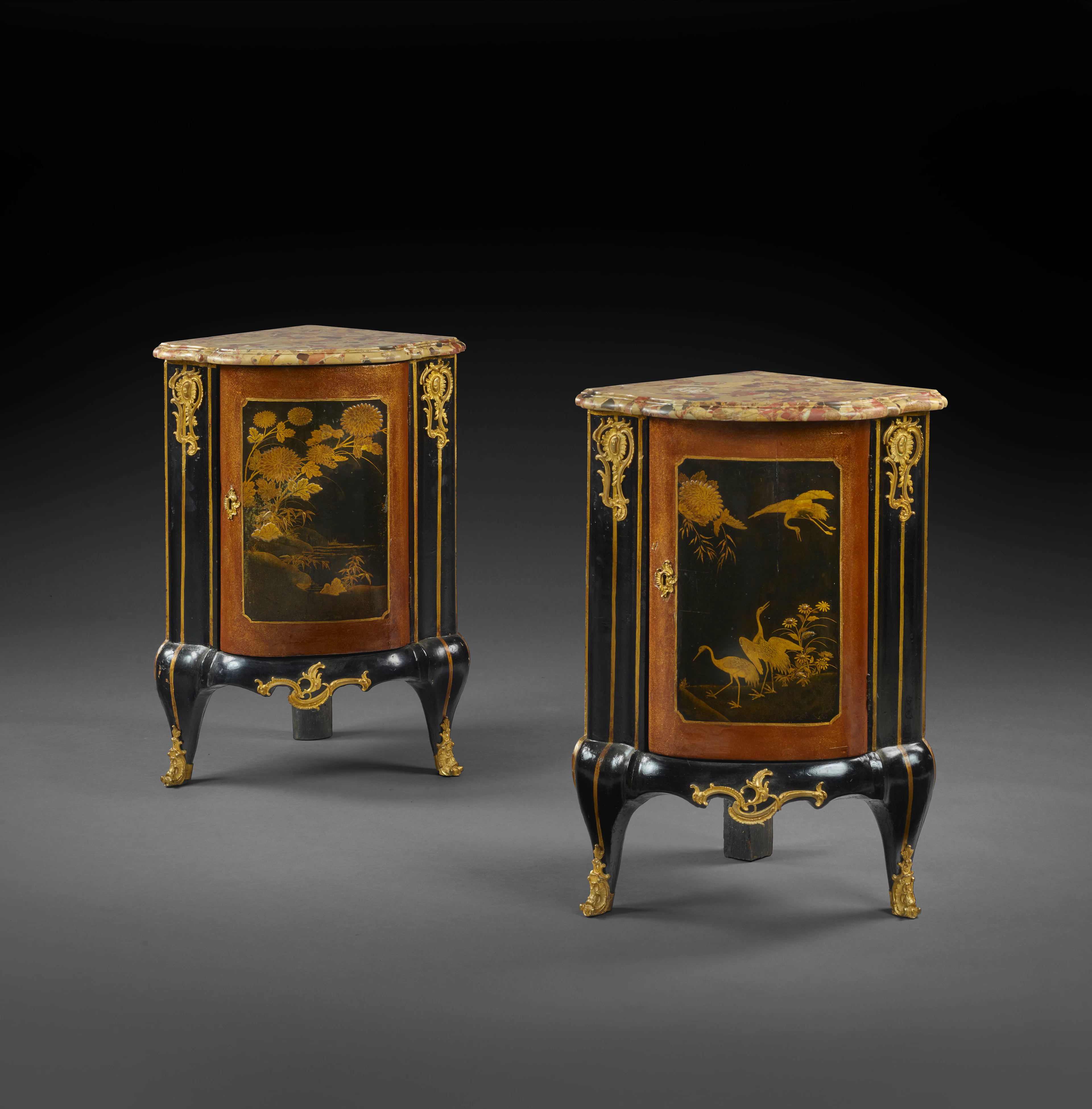 PAIRE D'ENCOIGNURES D'ÉPOQUE LOUIS XV