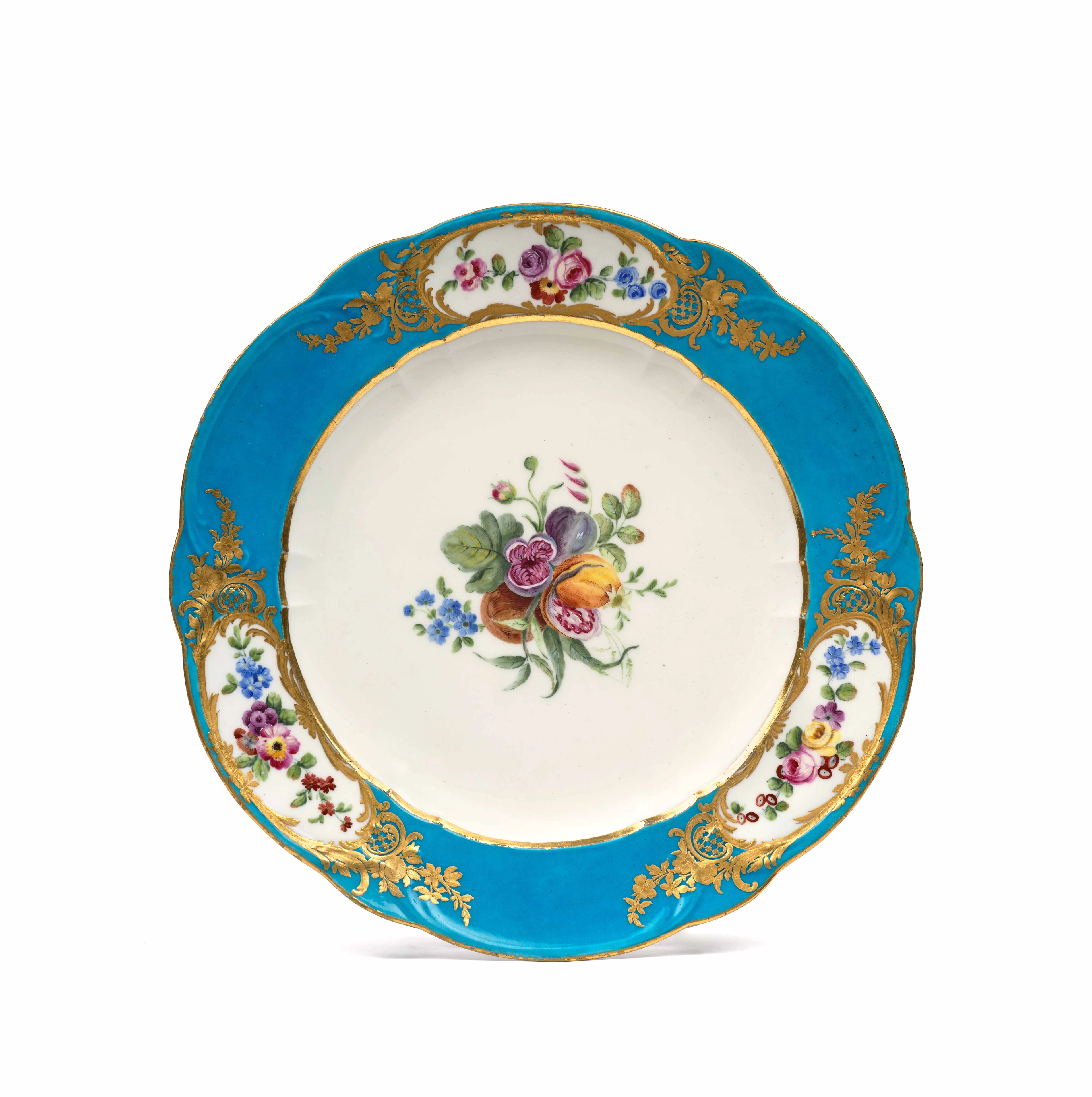 ASSIETTE À PALME EN PORCELAINE TENDRE DE SÈVRES DU XVIIIe SIÈCLE, VERS 1769
