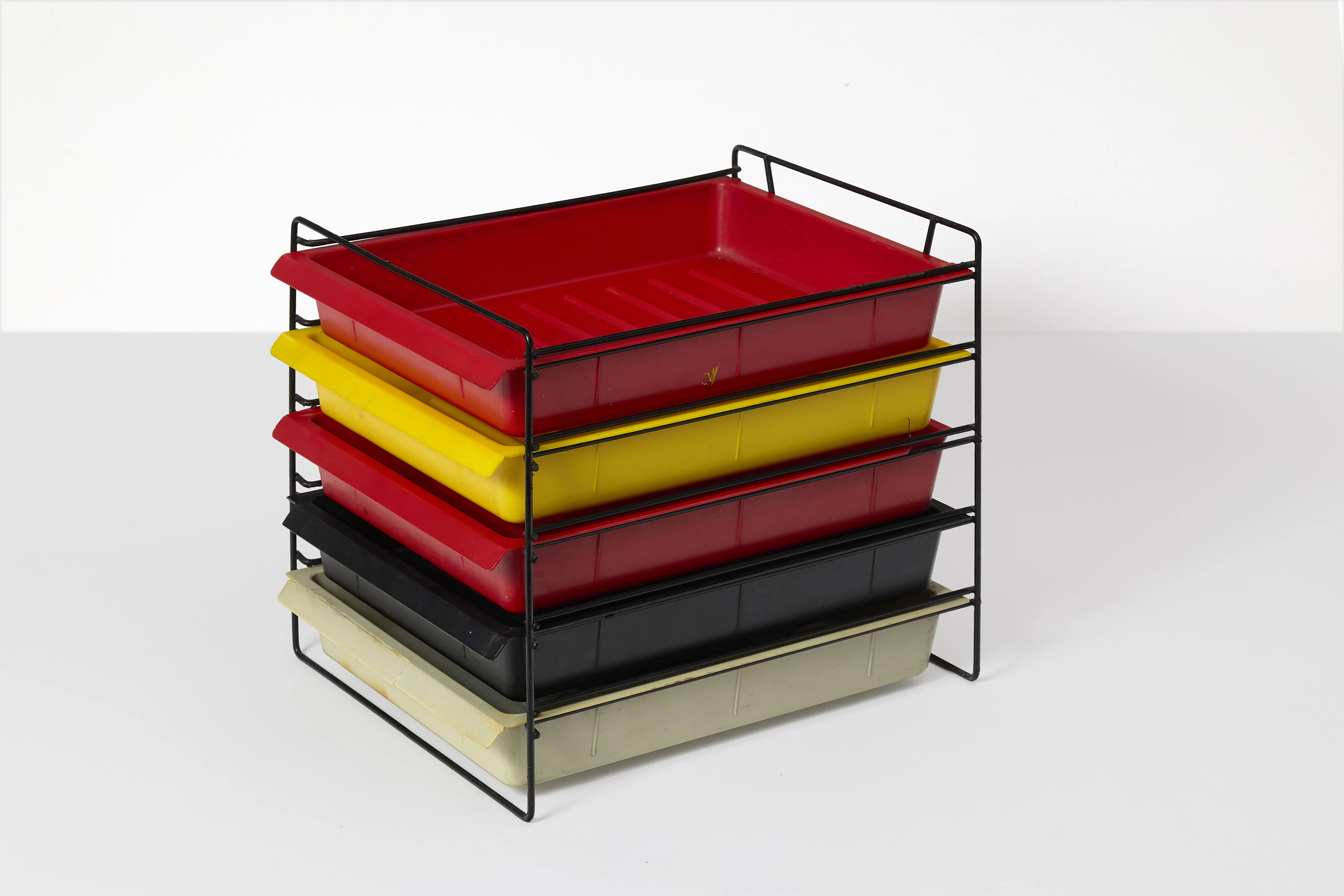 Charlotte PERRIAND 1903-1999 Cinq tiroirs de rangement et leur support–