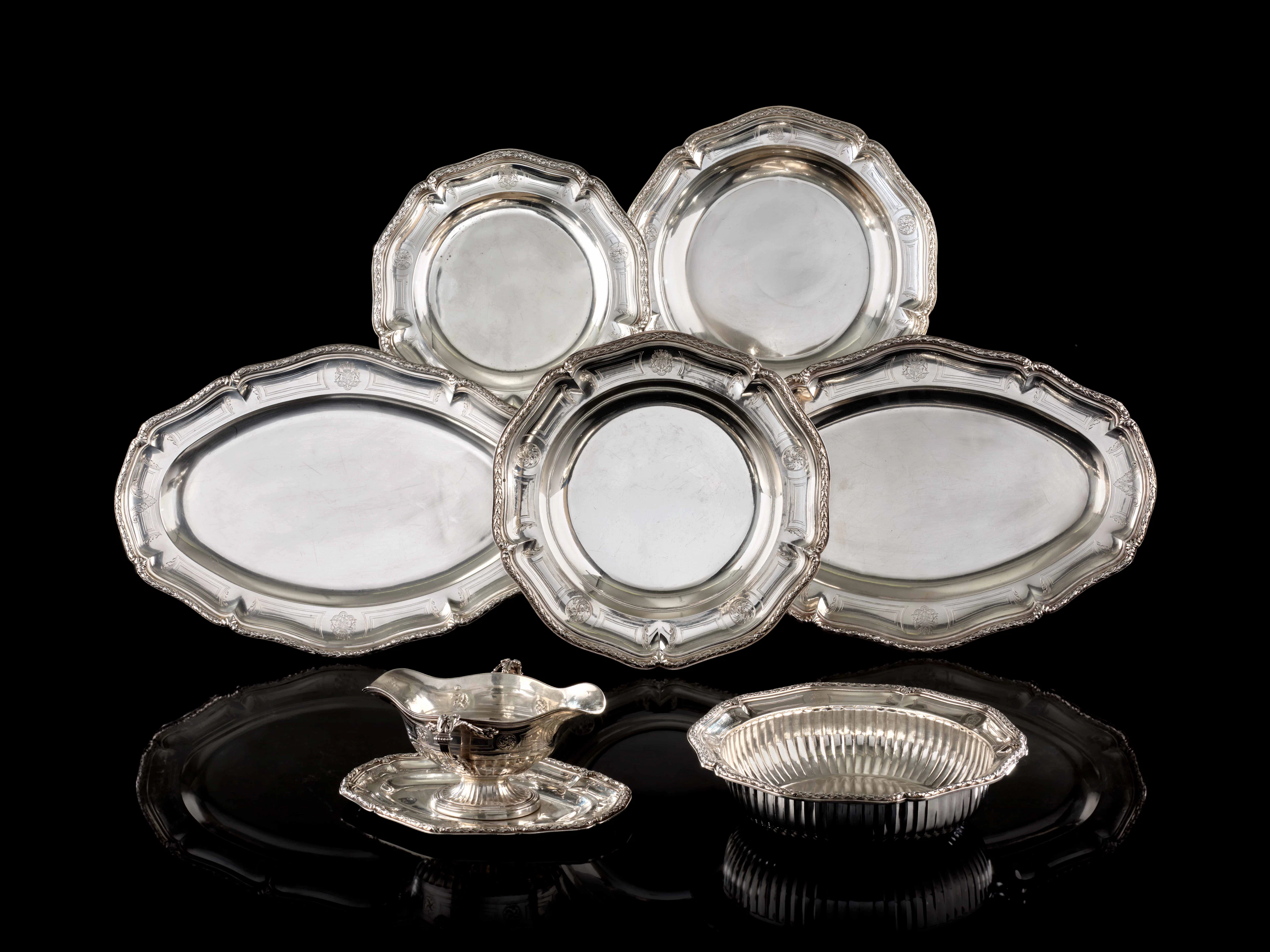 ENSEMBLE DE SIX PLATS ET UNE SAUCIÈRE EN ARGENT