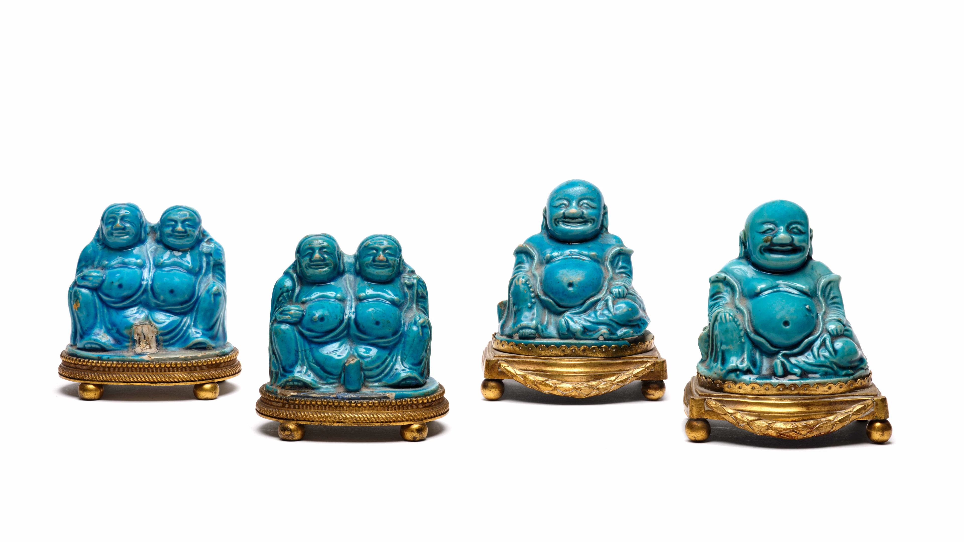 PAIRE DE GROUPES DE HOHO ET PAIRE DE BUDAI EN BISCUIT ÉMAILLÉ TURQUOISE