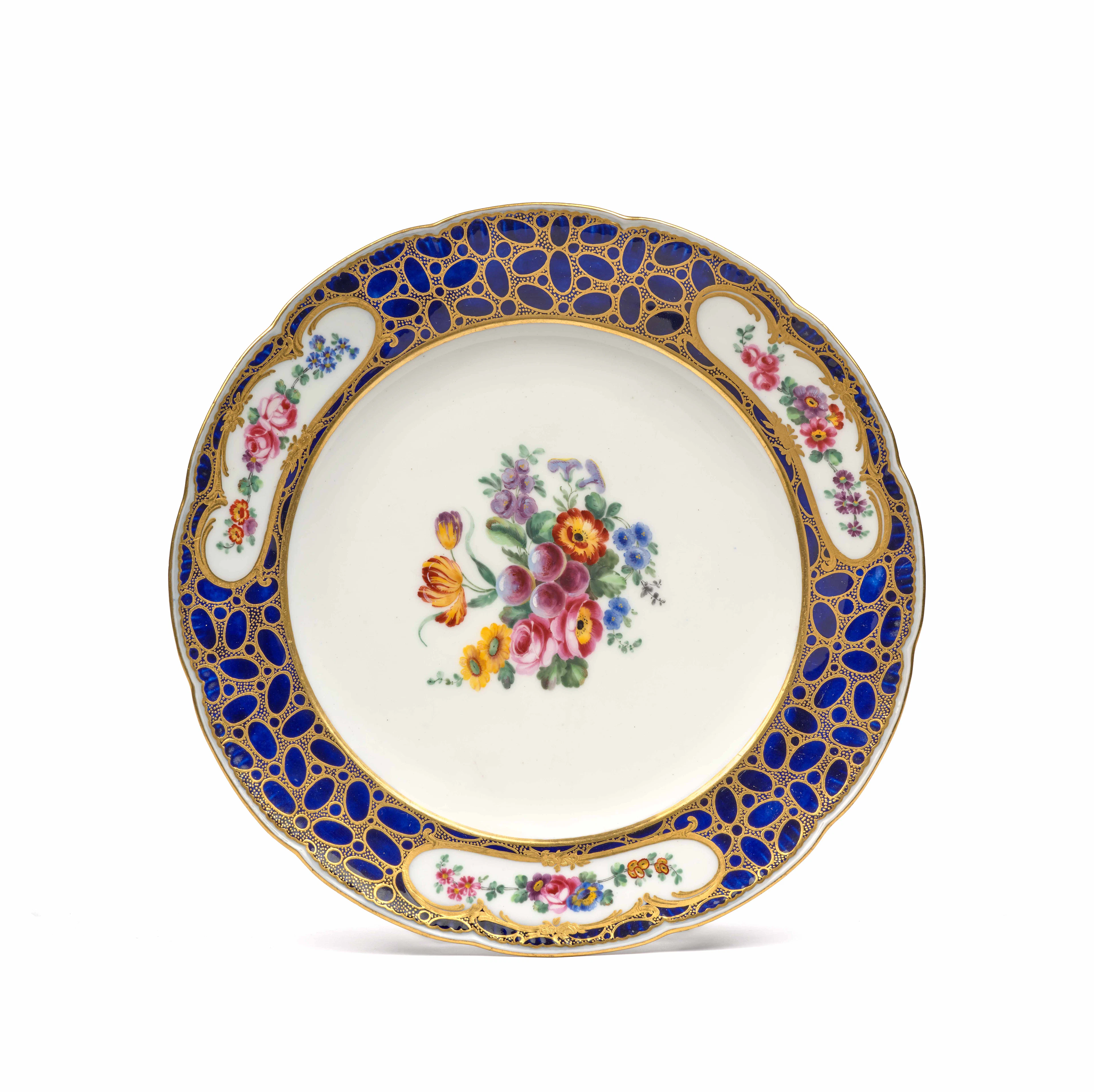 ASSIETTE À GAUDERONS EN PORCELAINE TENDRE DE SÈVRES DU XVIIIe SIÈCLE
