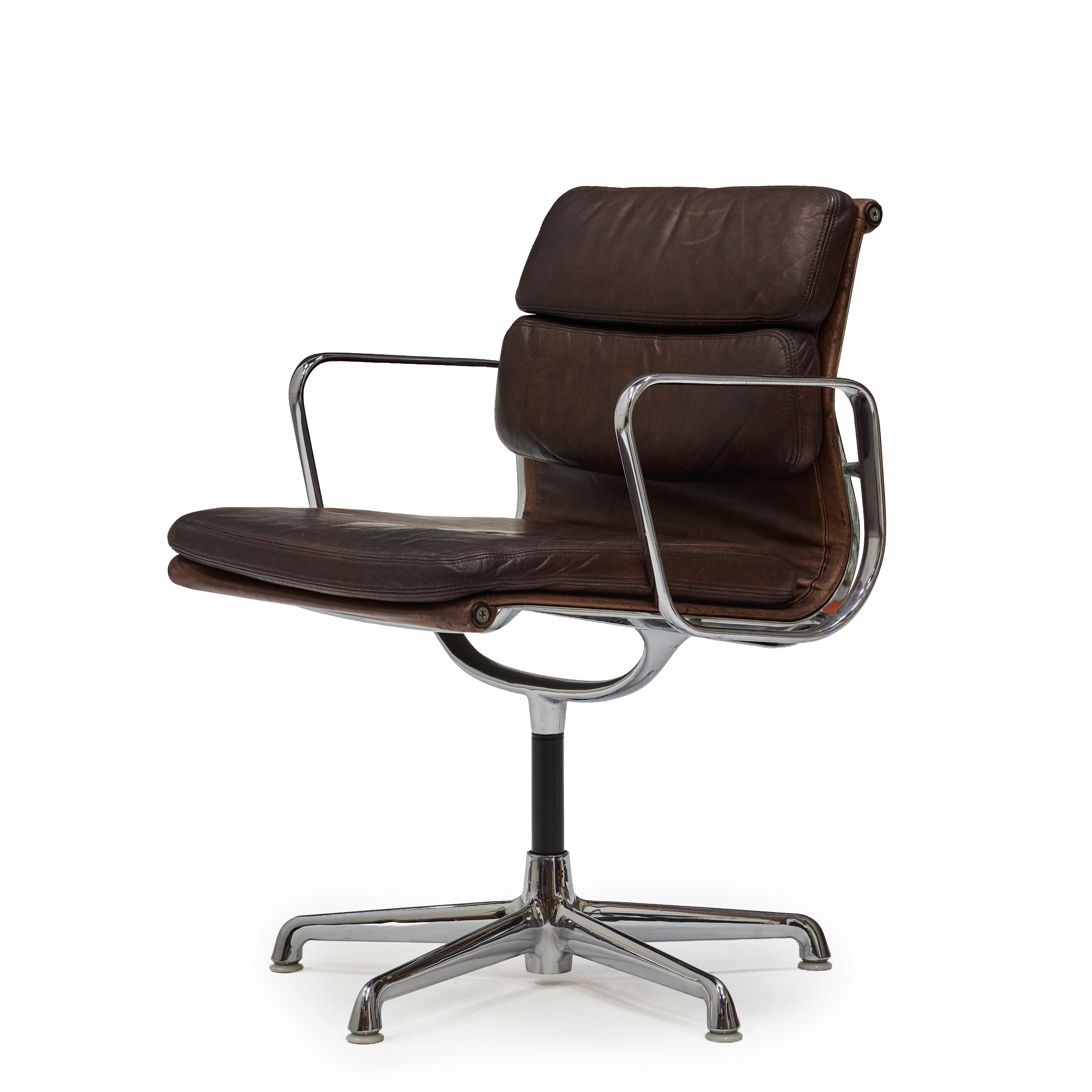 Fauteuil Low Back Chair modèle EA433 de la série Soft Pad