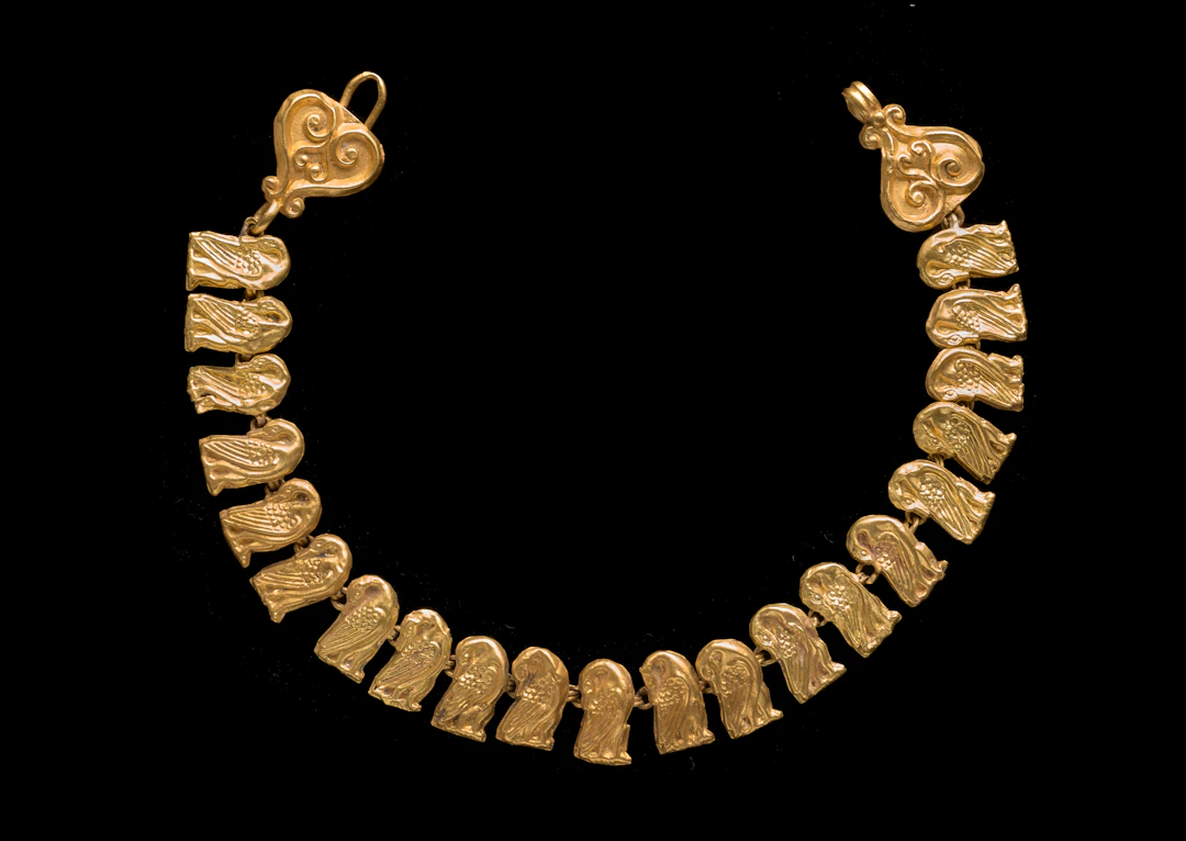 A Roman gold bracelet or fragmentary necklace with duck elements