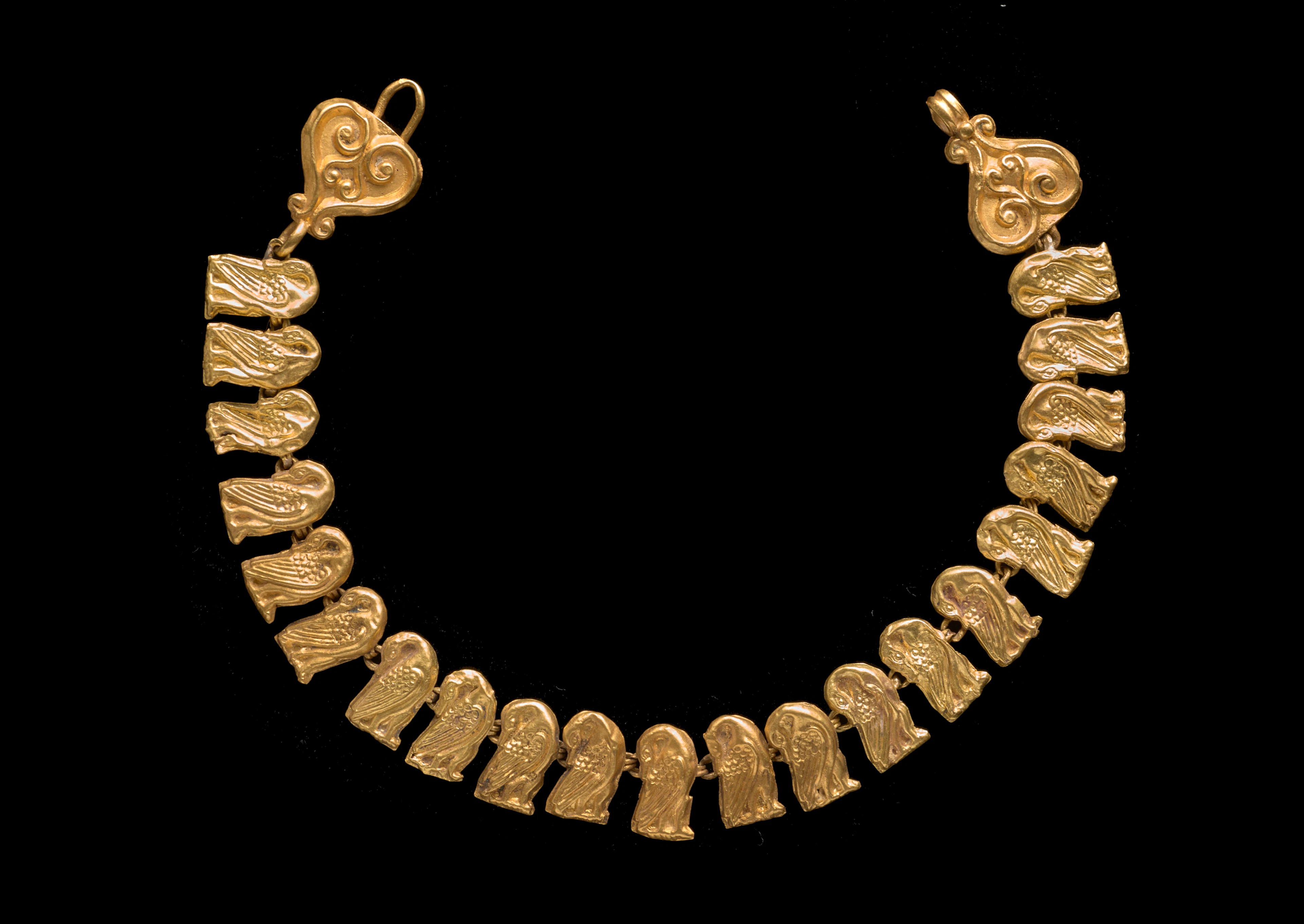 A Roman gold bracelet or fragmentary necklace with duck elements