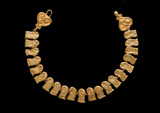 A Roman gold bracelet or fragmentary necklace with duck elements