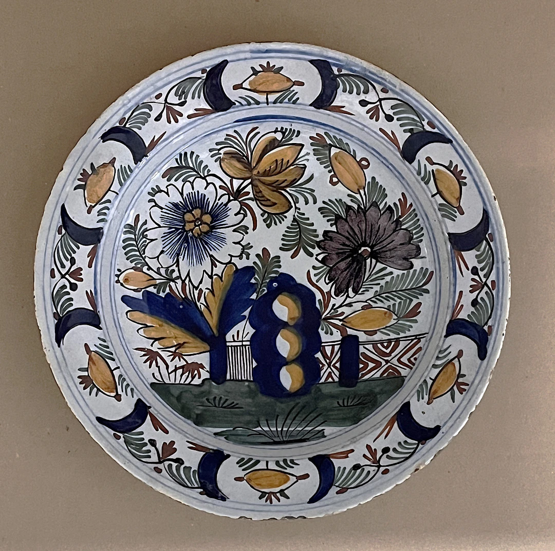 Plat en faïence de Delft du XVIIIe siècle